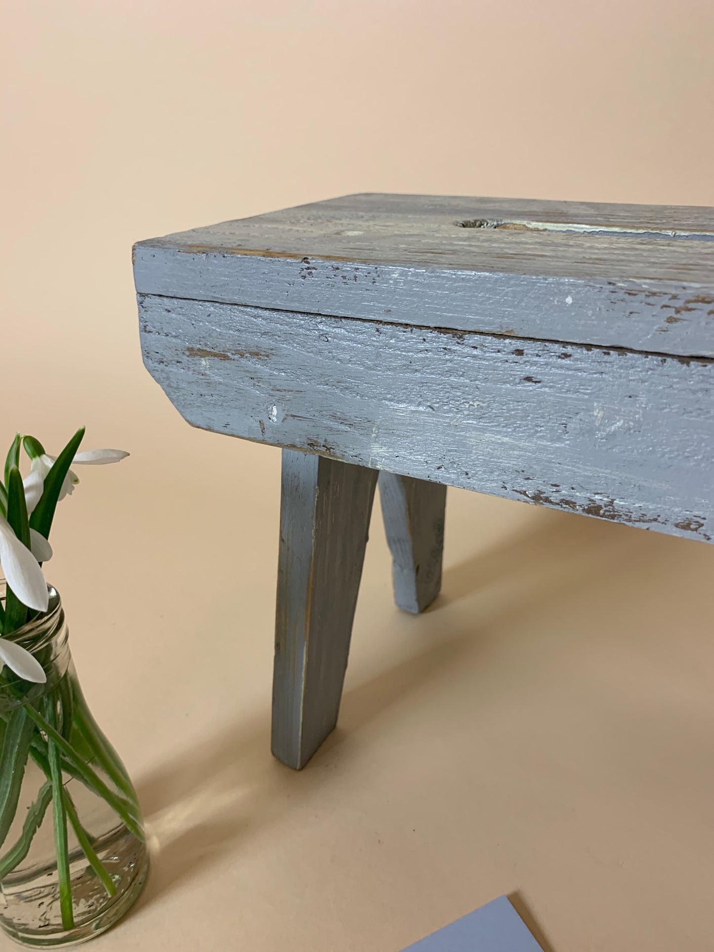 Schöner alter Hocker in Grau