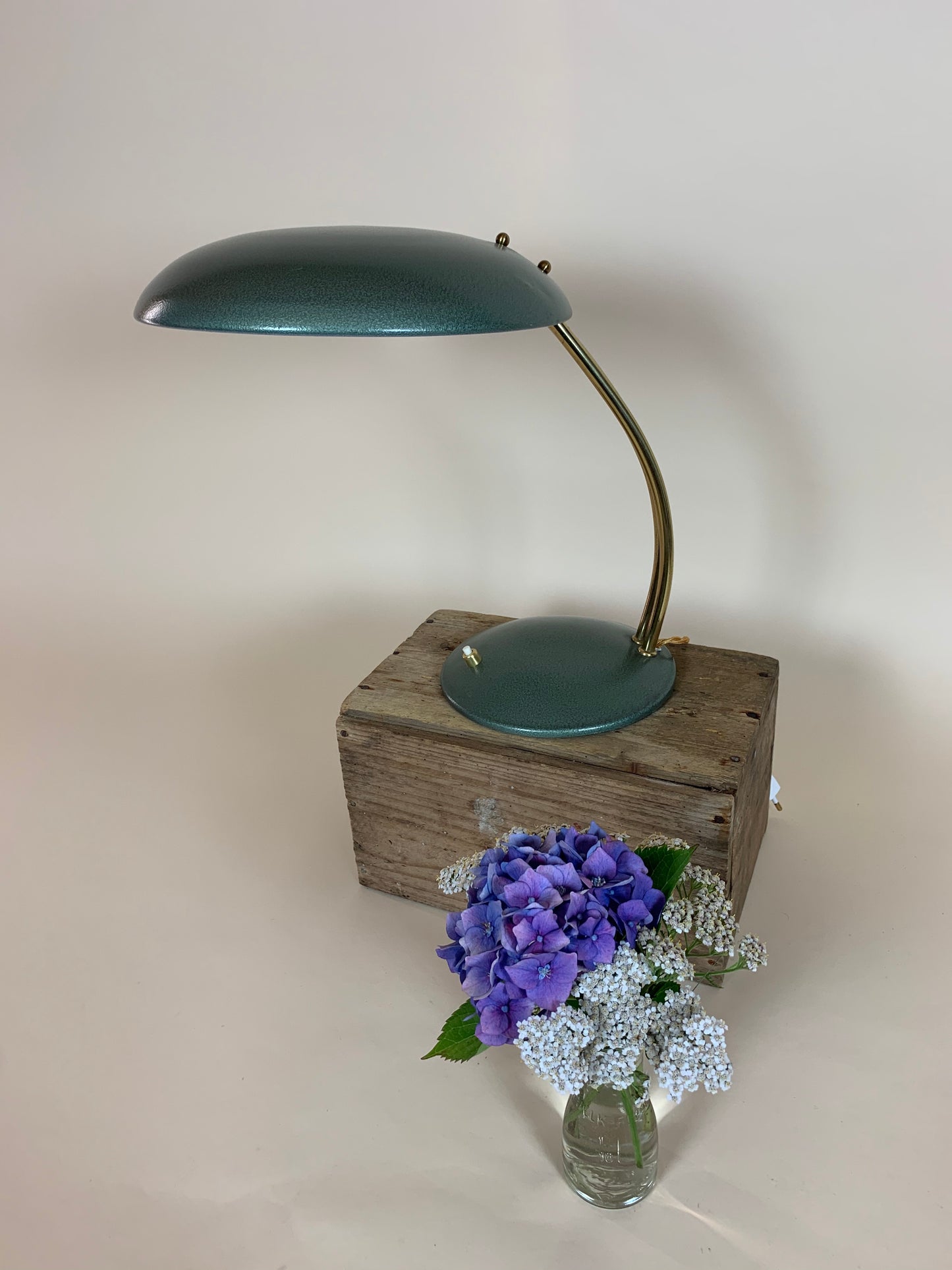 Vintage Lampe in grünem Hammerschlaglack und mit Messingarm