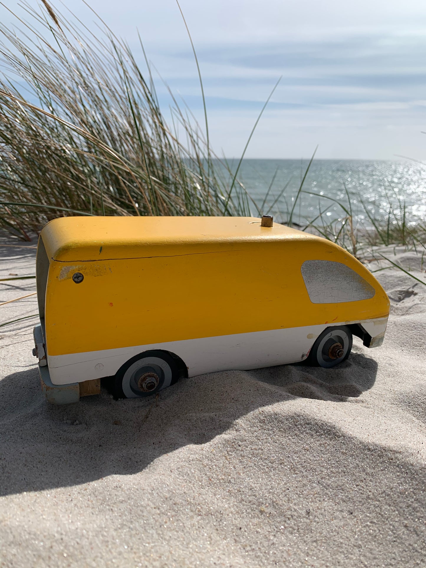 Gelbes Spielzeugauto aus Holz
