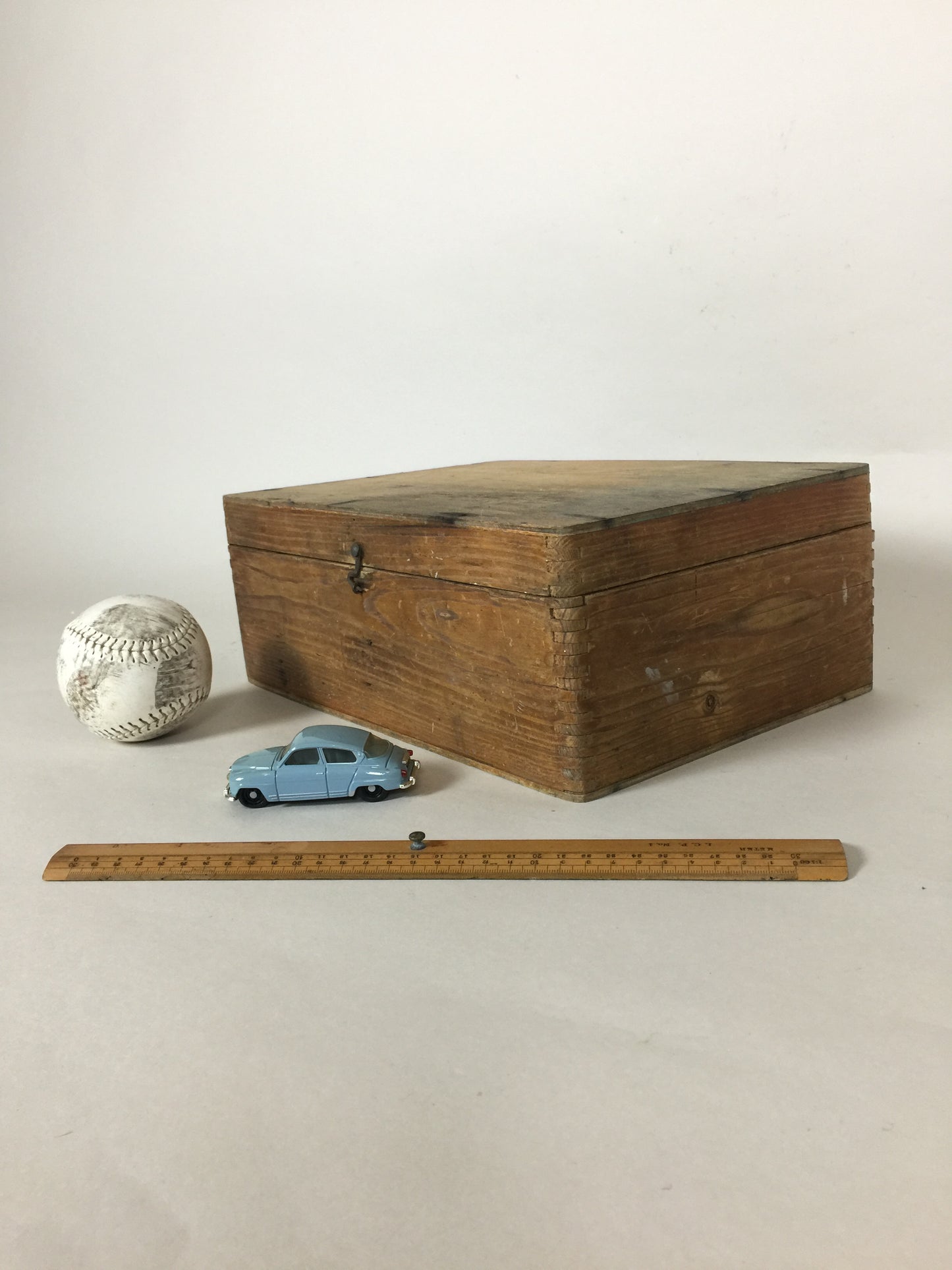 Schöne alte Holzkiste mit Deckel