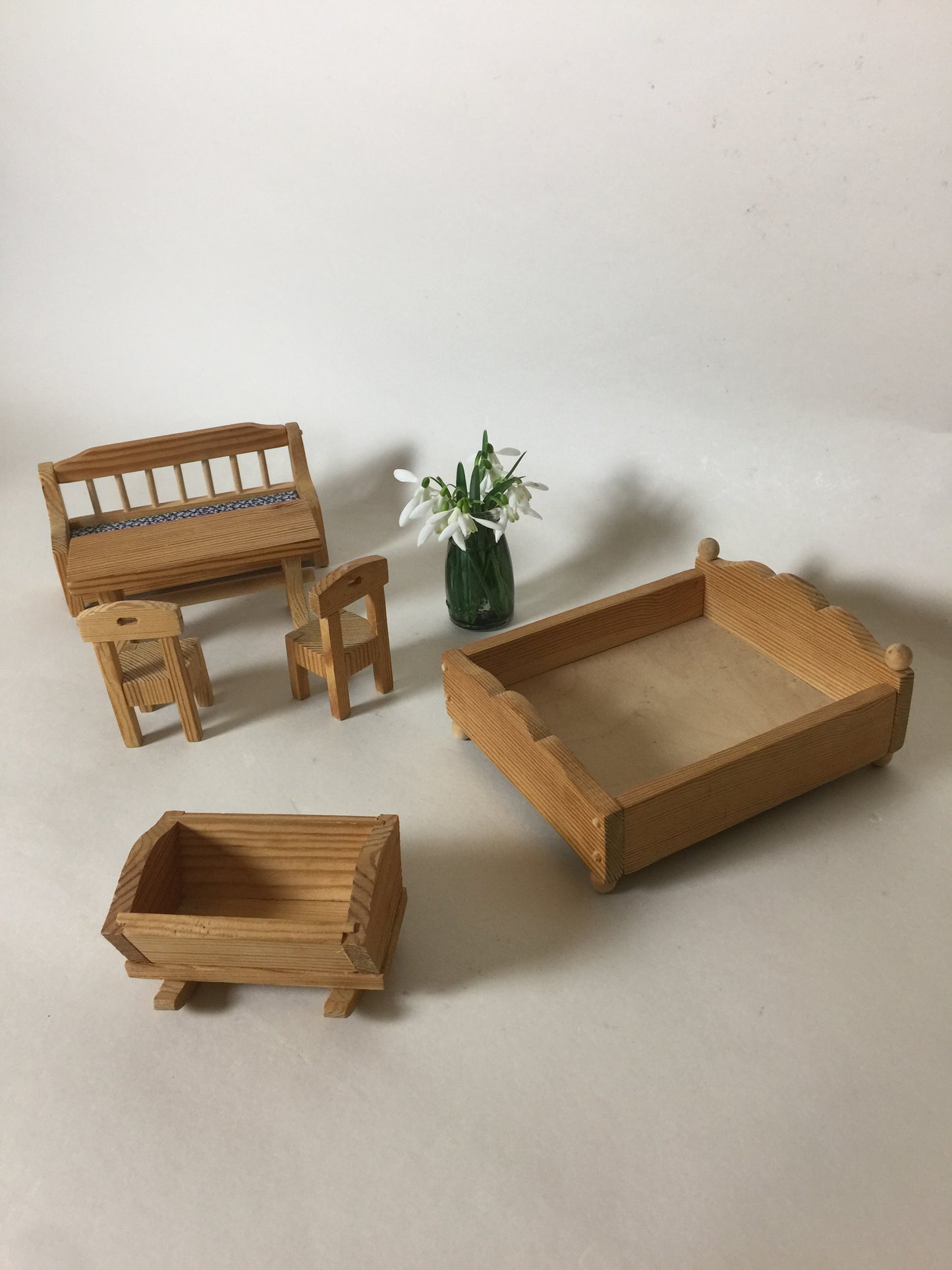 Puppenstubenmöbel (zusammen verkauft)
