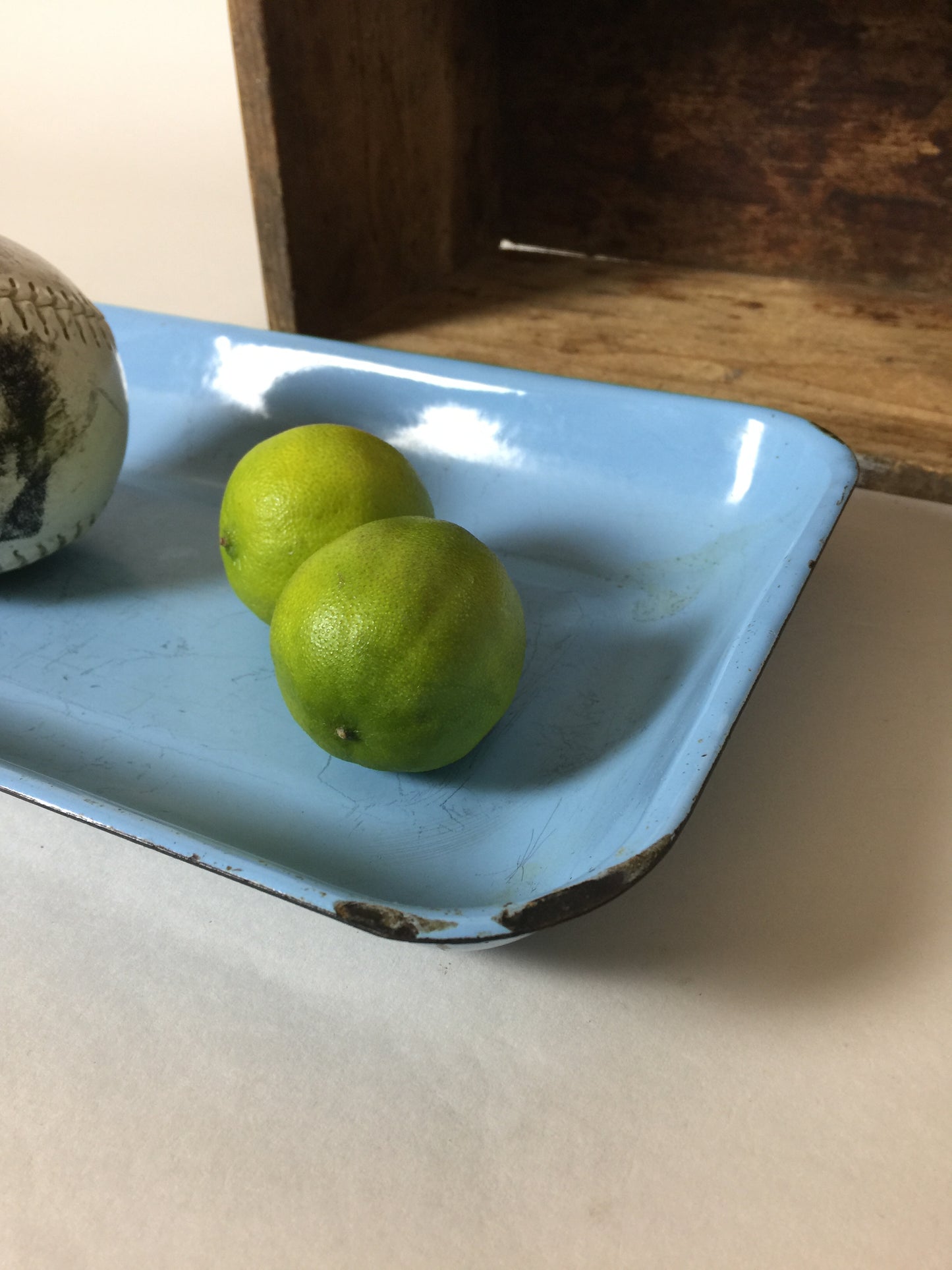 Schöne und alte Emailleschale