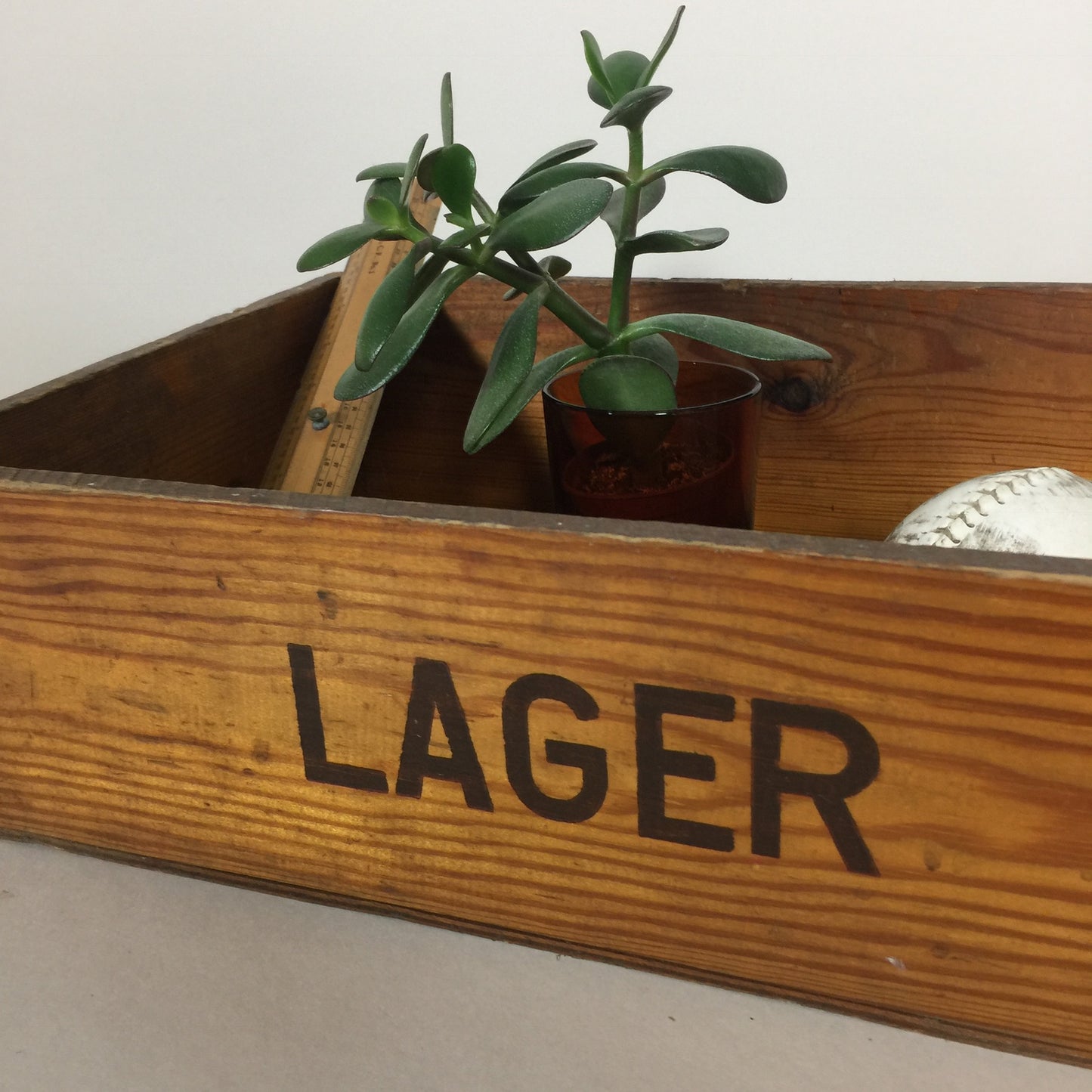 Schöne Holzkiste mit schönem Text