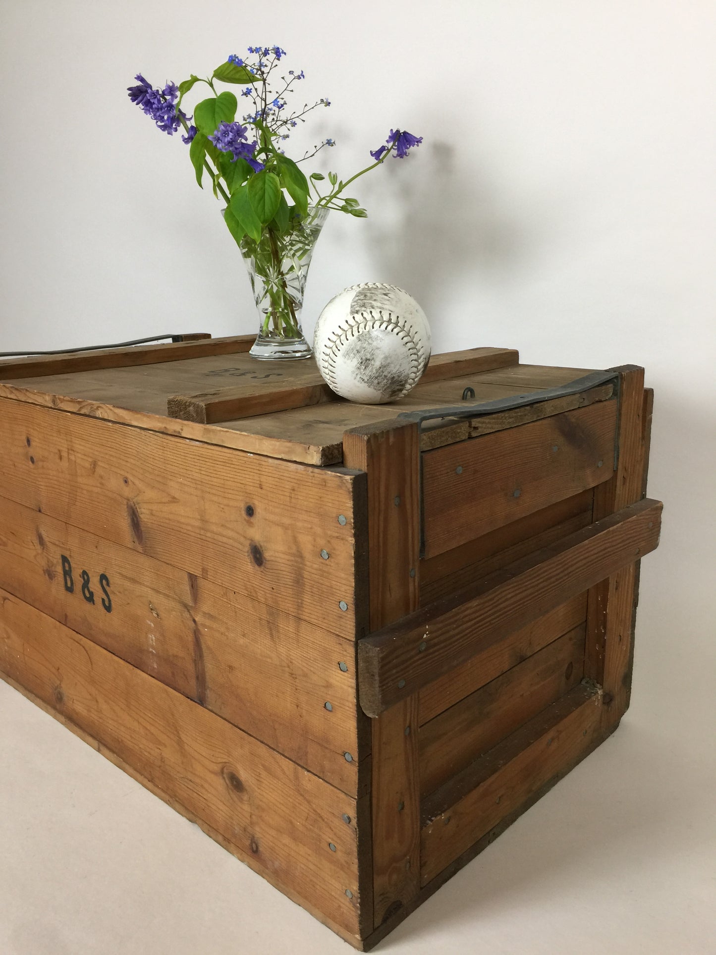 Große schöne Holzkiste mit Deckel