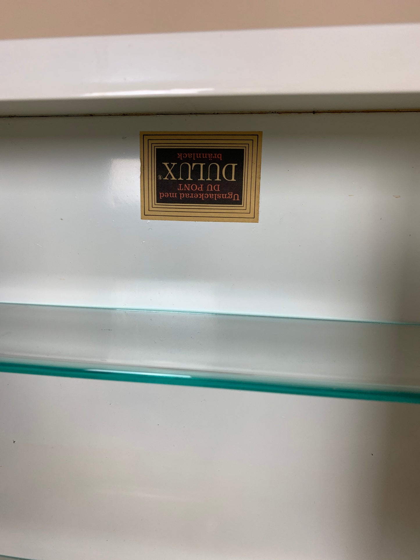 Medizinschrank im Rohstil mit Spiegel