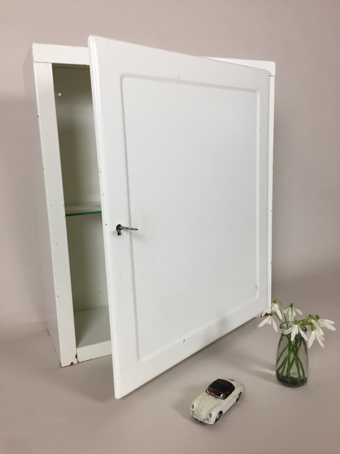 Schöner Medizinschrank aus Metall mit Glasregal