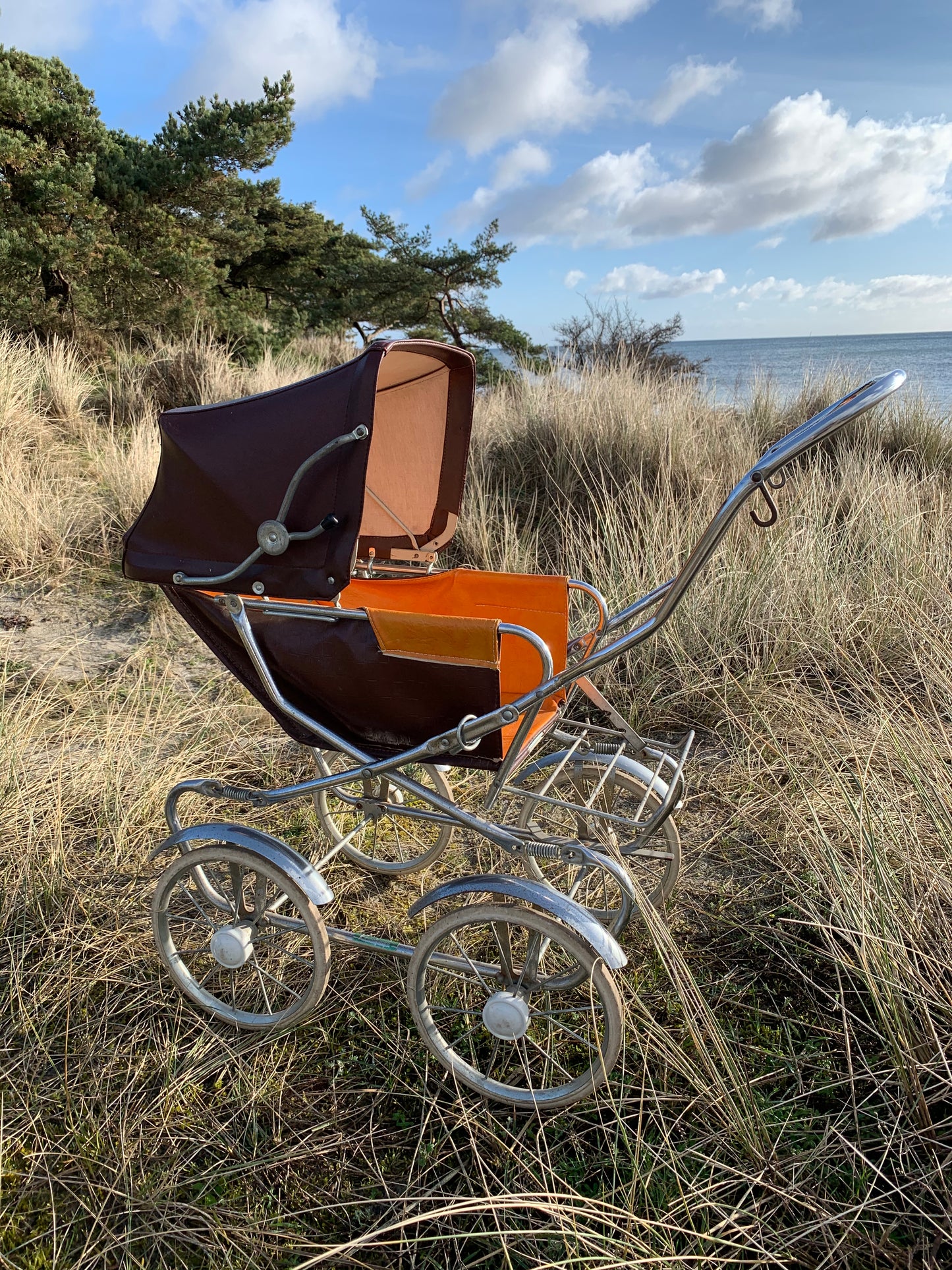 Brauner Kinderwagen für Puppen