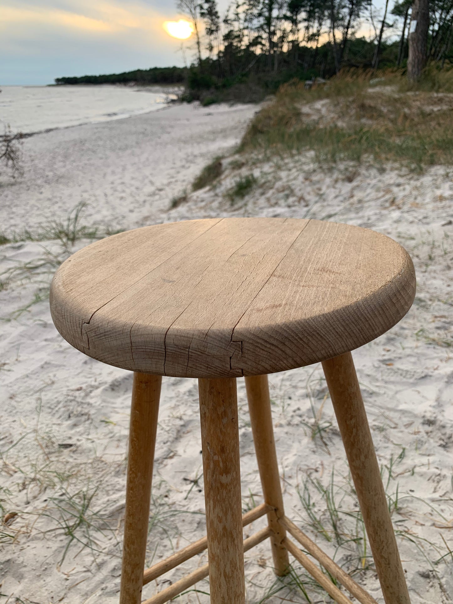 Hoher Hocker aus Holz
