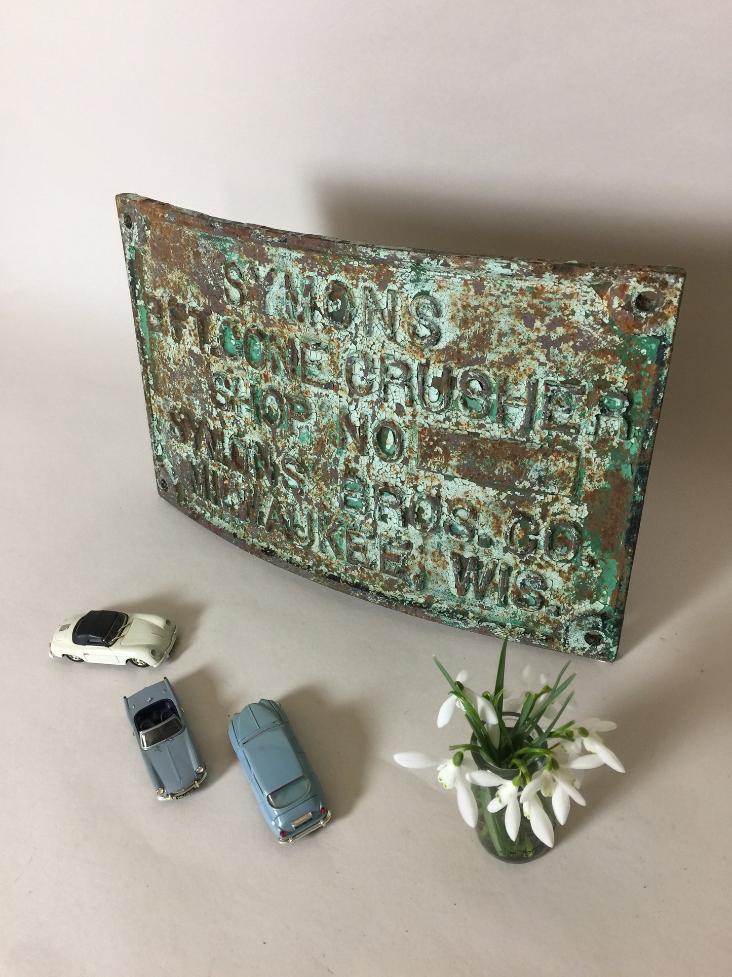 Schönes und geschwungenes altes Schild mit viel schöner Patina