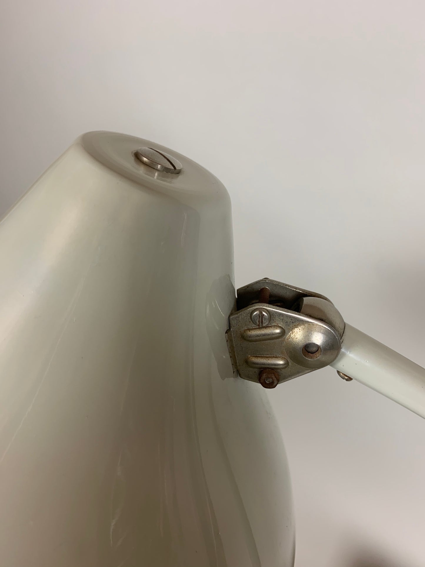 Graue Hala-Tischlampe mit schönen weichen Linien