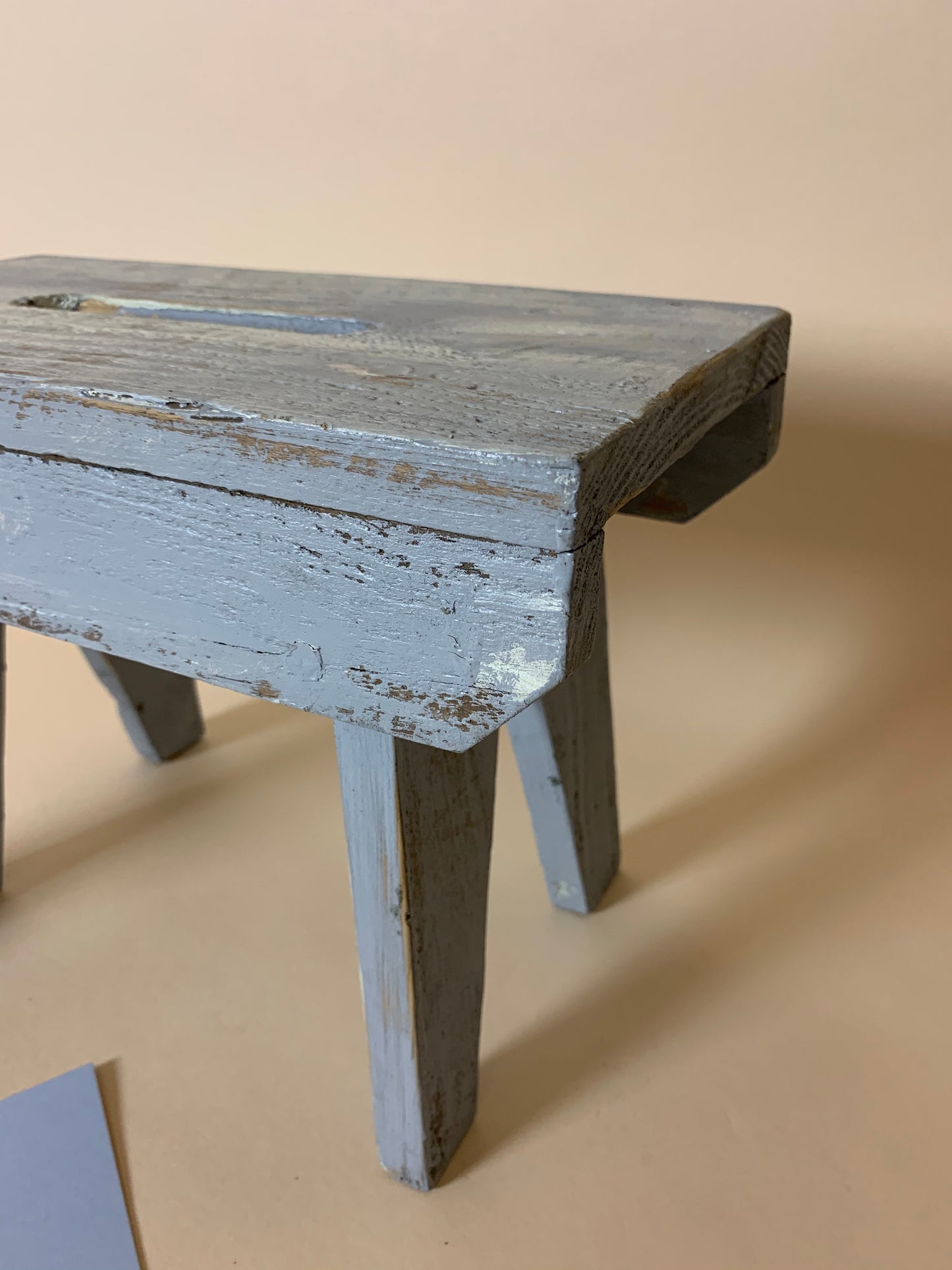 Schöner alter Hocker in Grau