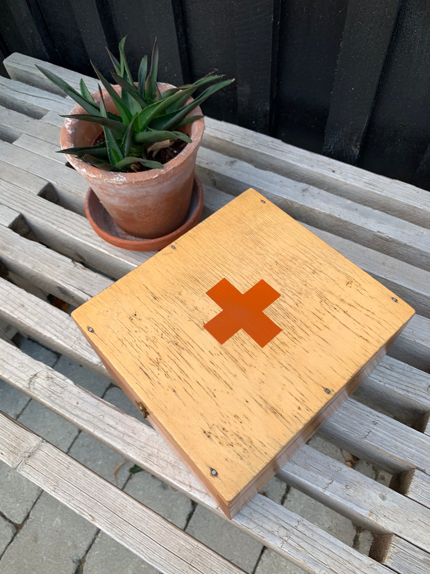 Holzkiste des Roten Kreuzes