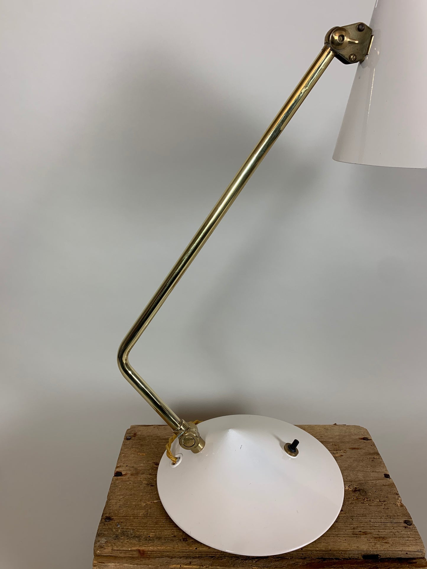 Hala Tischlampe - Weiß und Messing