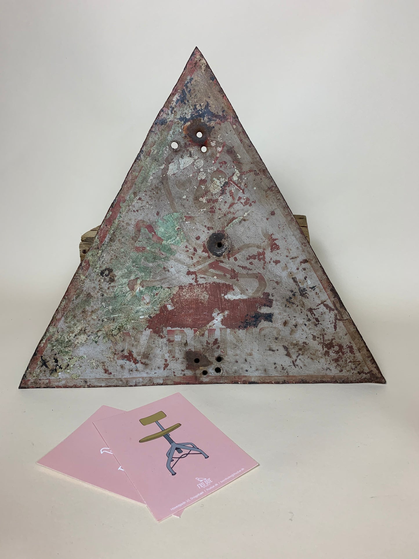 Warntafel in sehr grober Ausführung