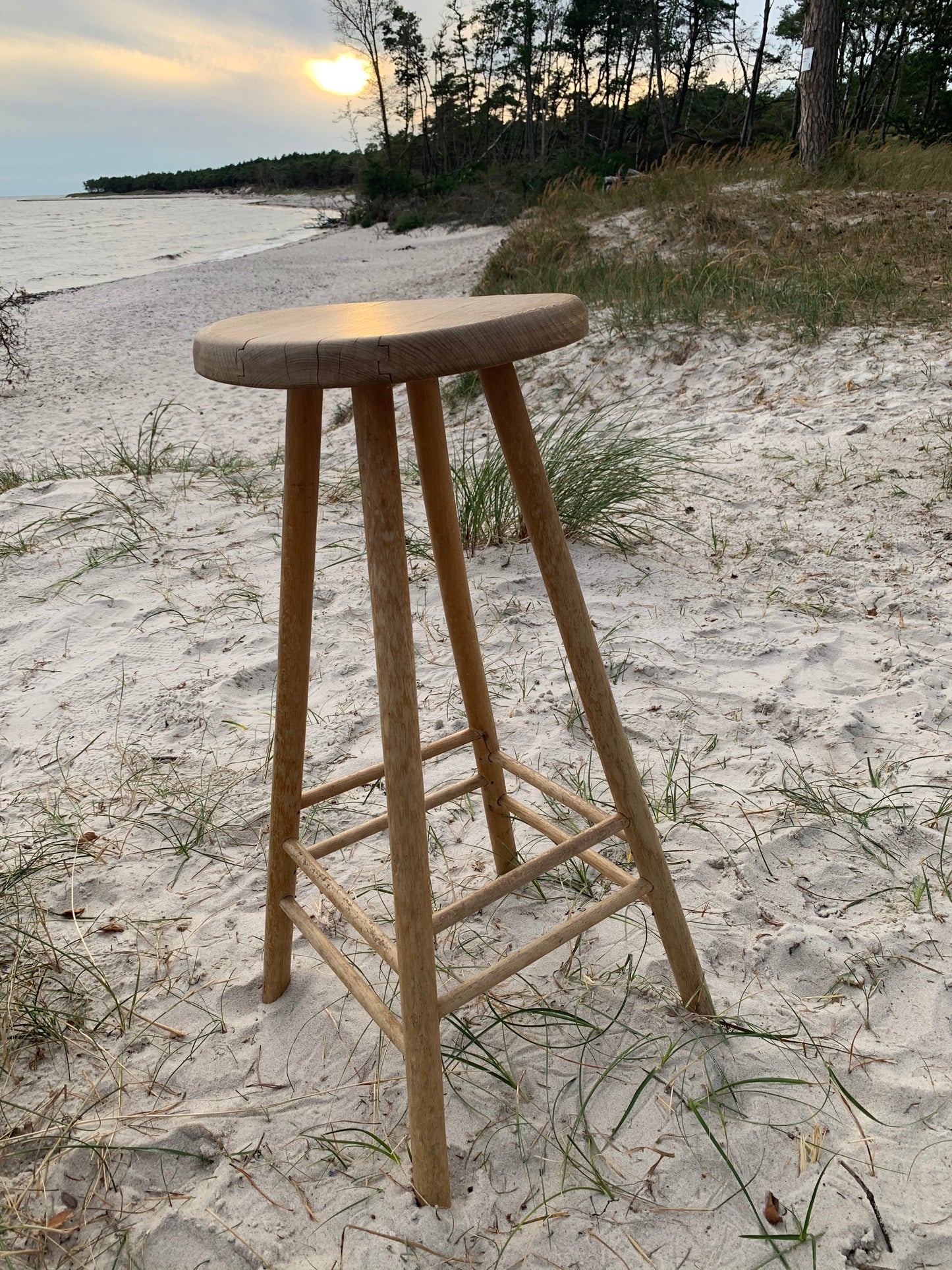 Hoher Hocker aus Holz