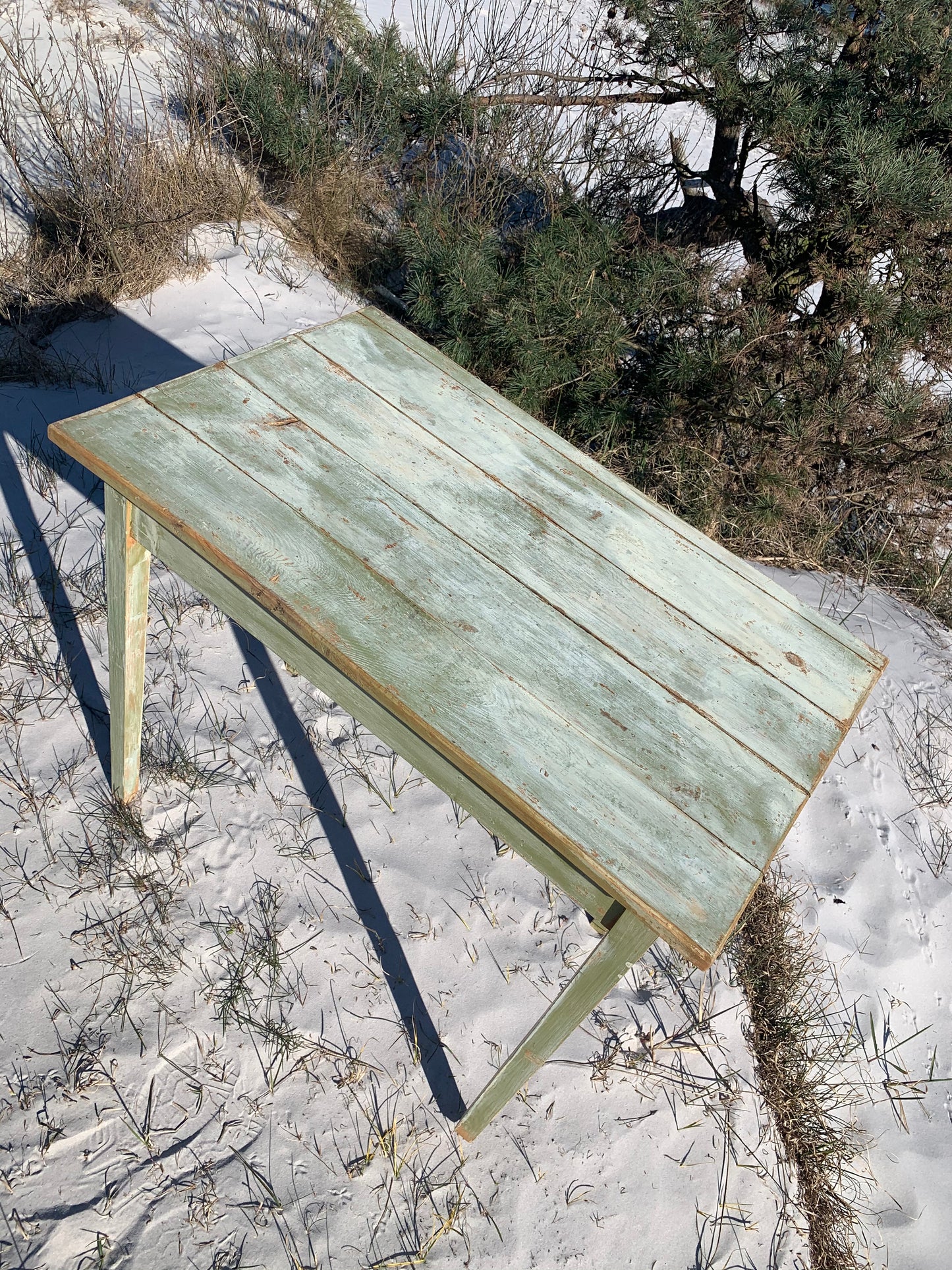 Schöner alter grüner Holztisch