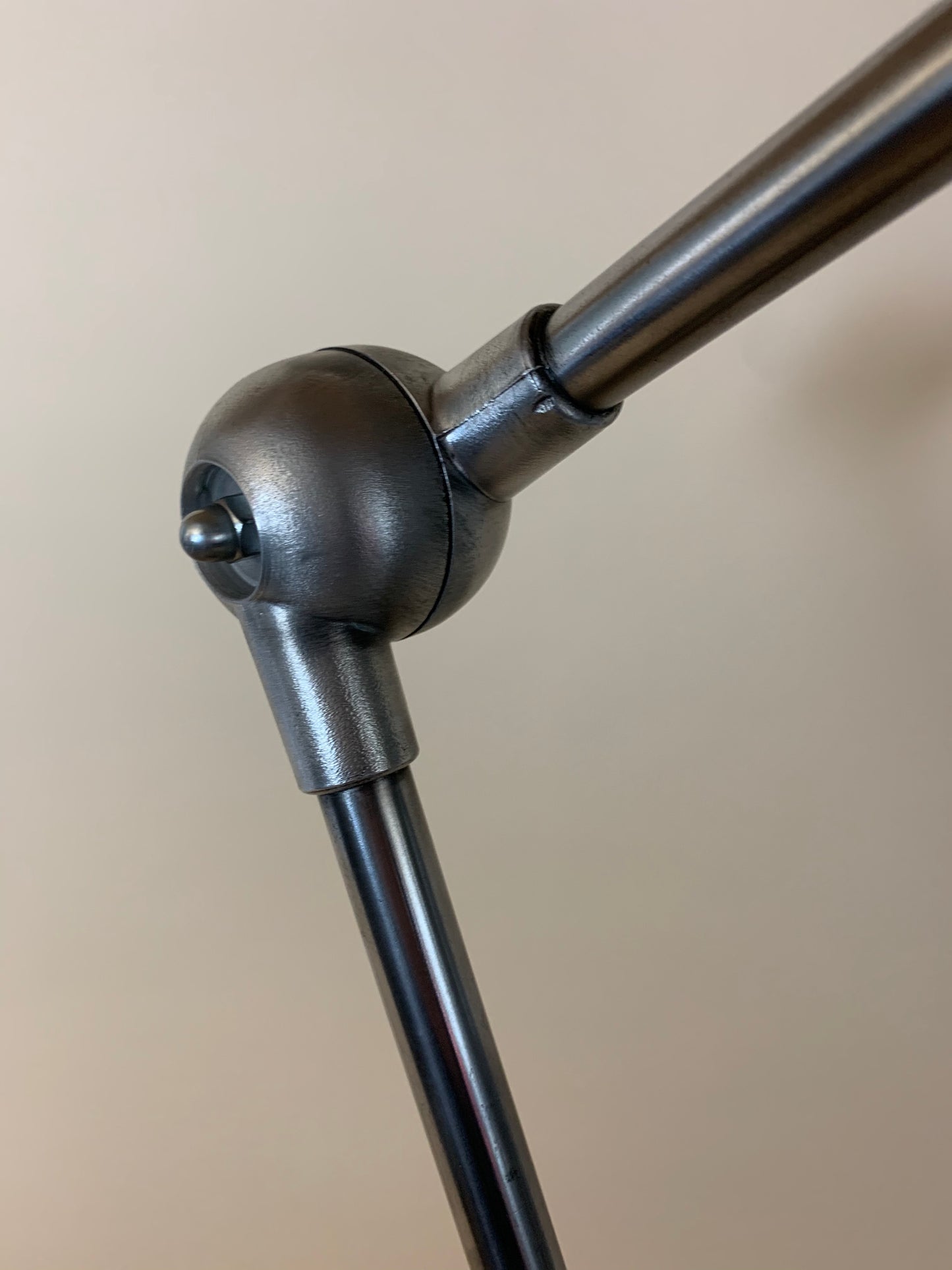 Jieldé Tischlampe mit zwei Armbeinen und Ein-/Ausschalter