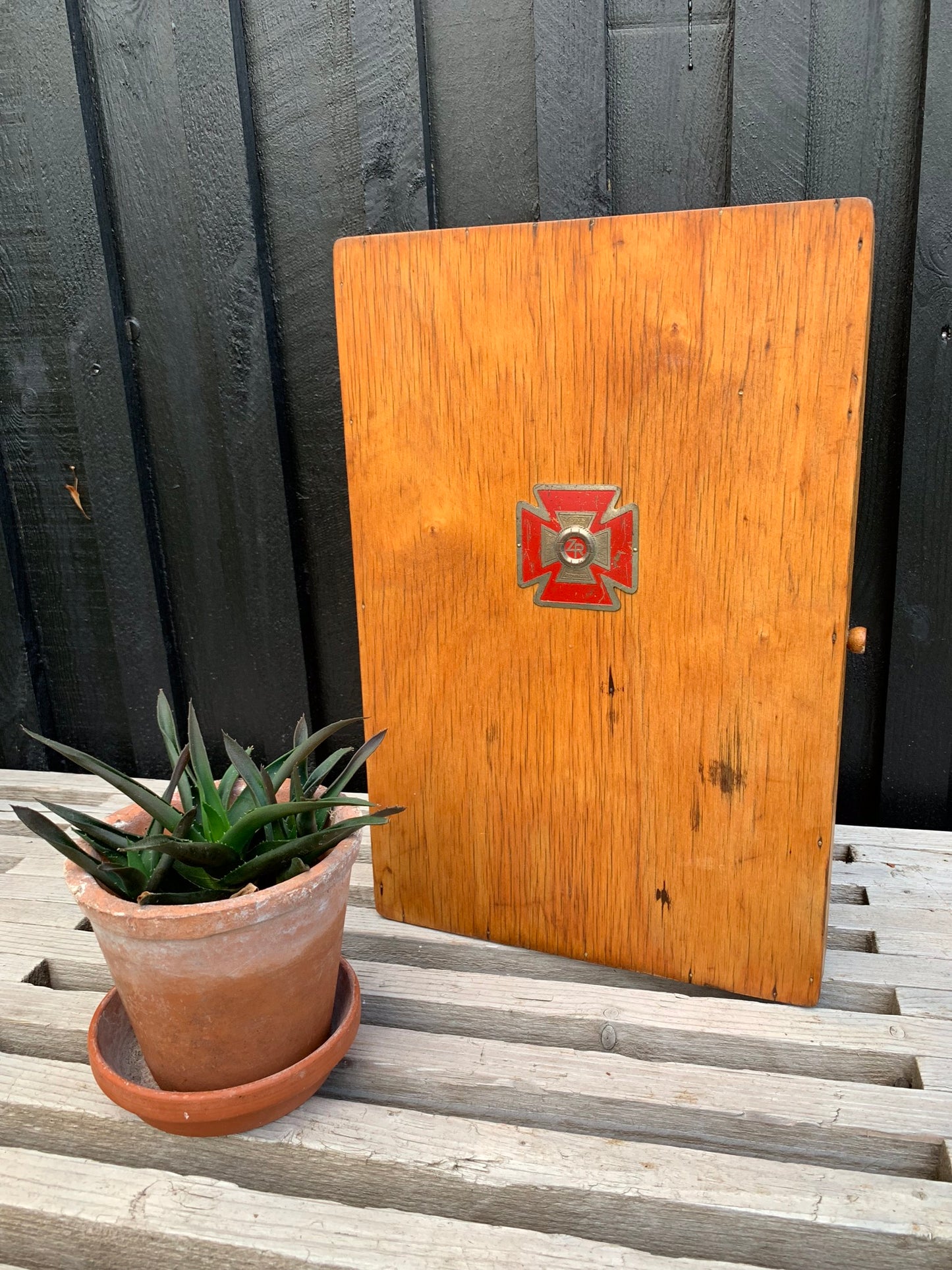 Kabinett mit altem Zonenschild