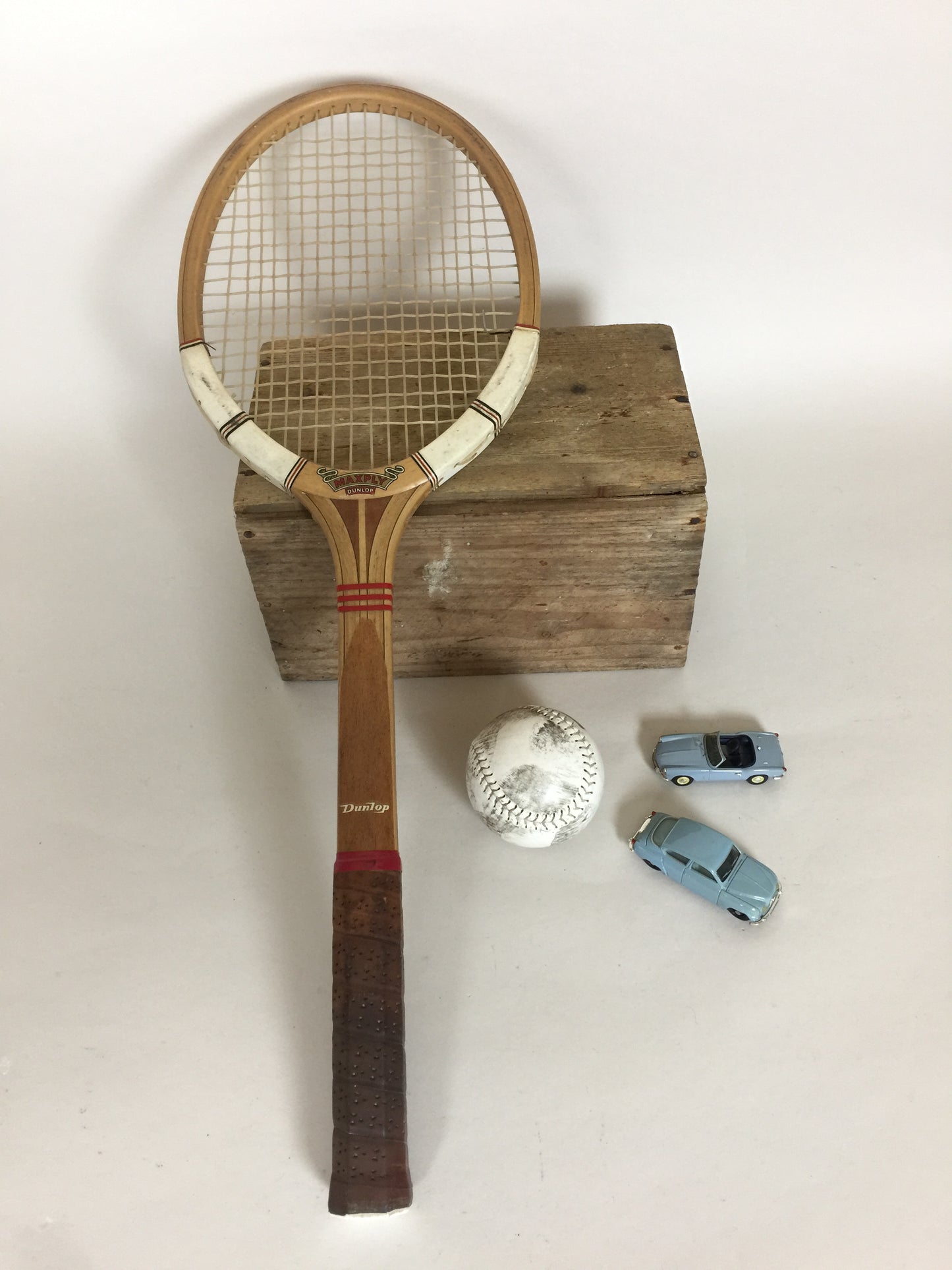 Schöner alter und dekorativer Tennisschläger