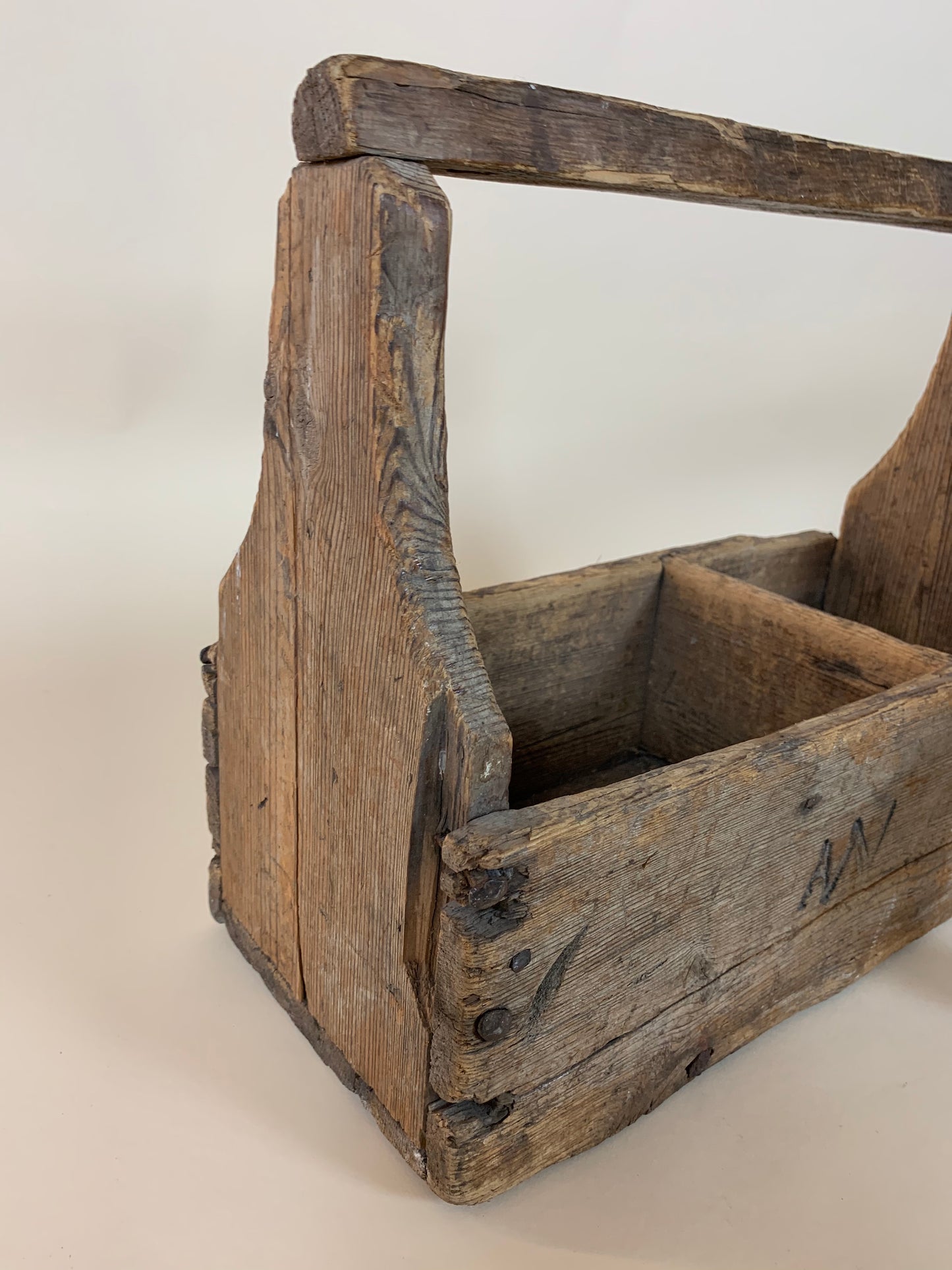 Schöne alte Holzkiste mit Henkel.