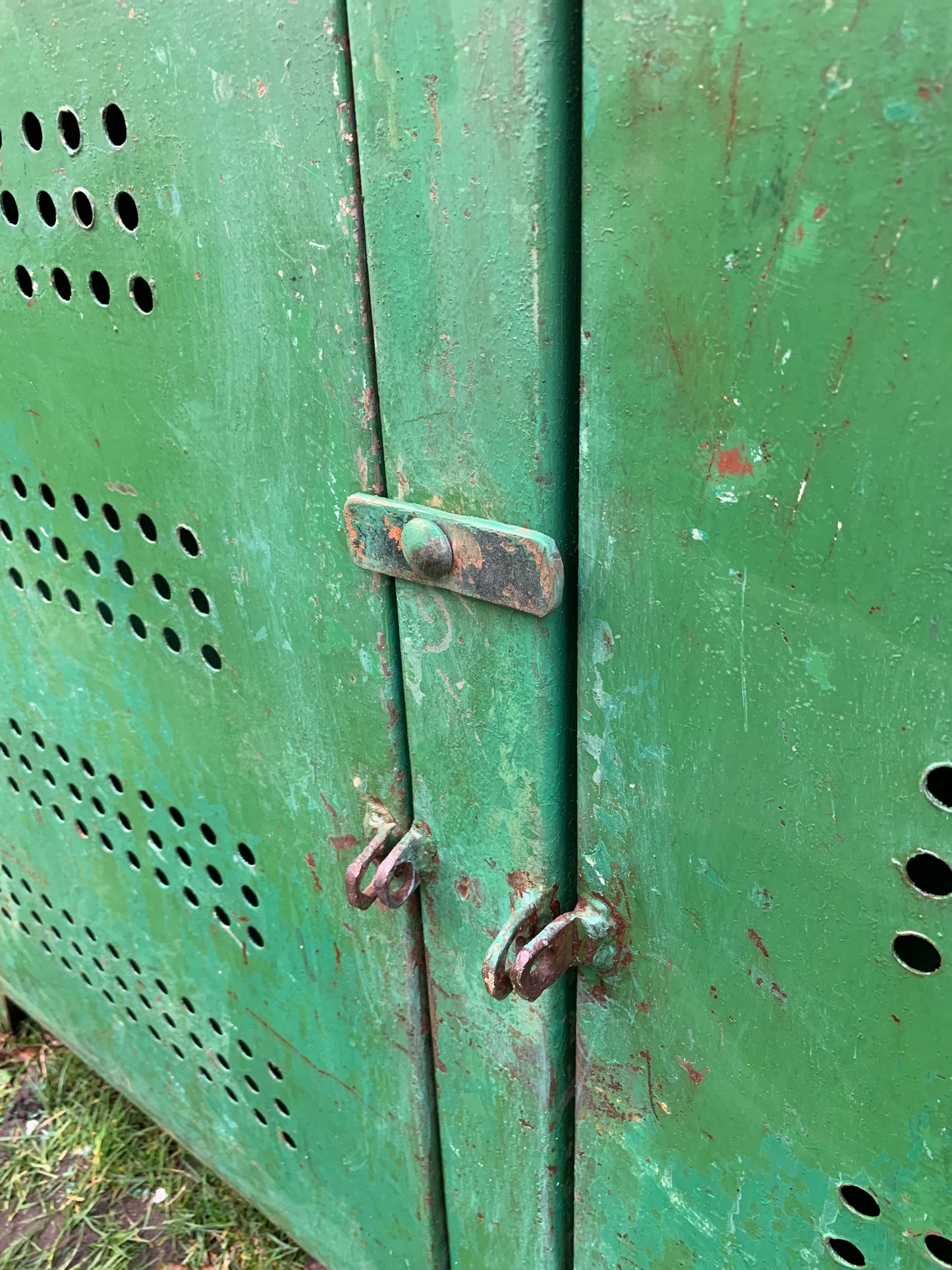 Schrank/Tisch aus grünem Metall mit viel rohem Charme