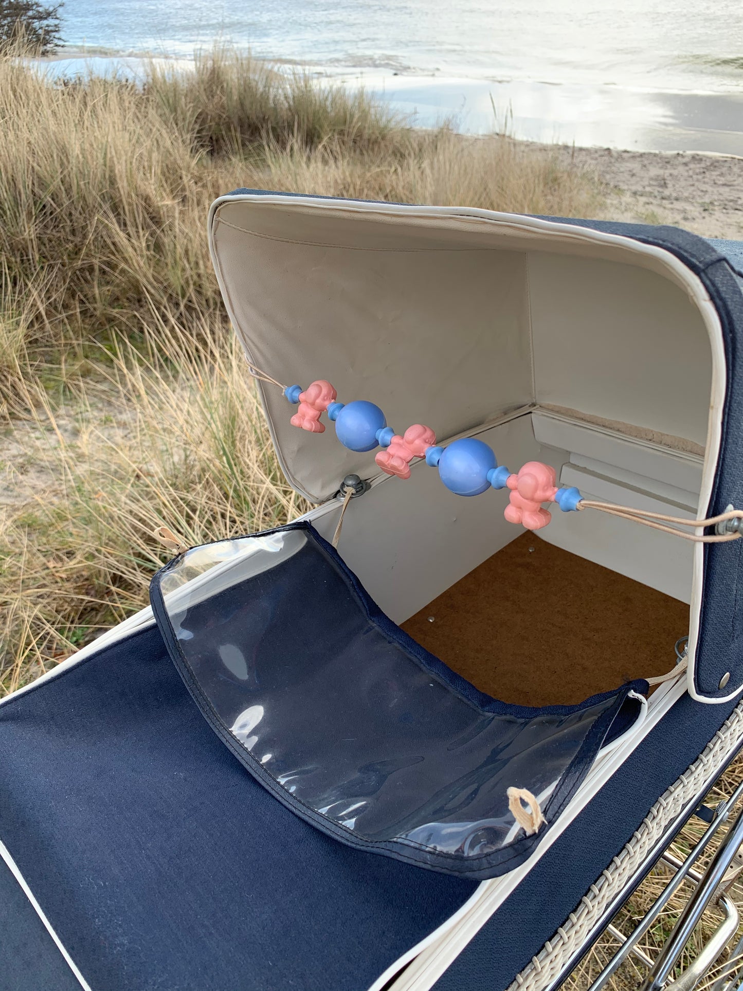 Puppenwagen mit Einkaufsnetz
