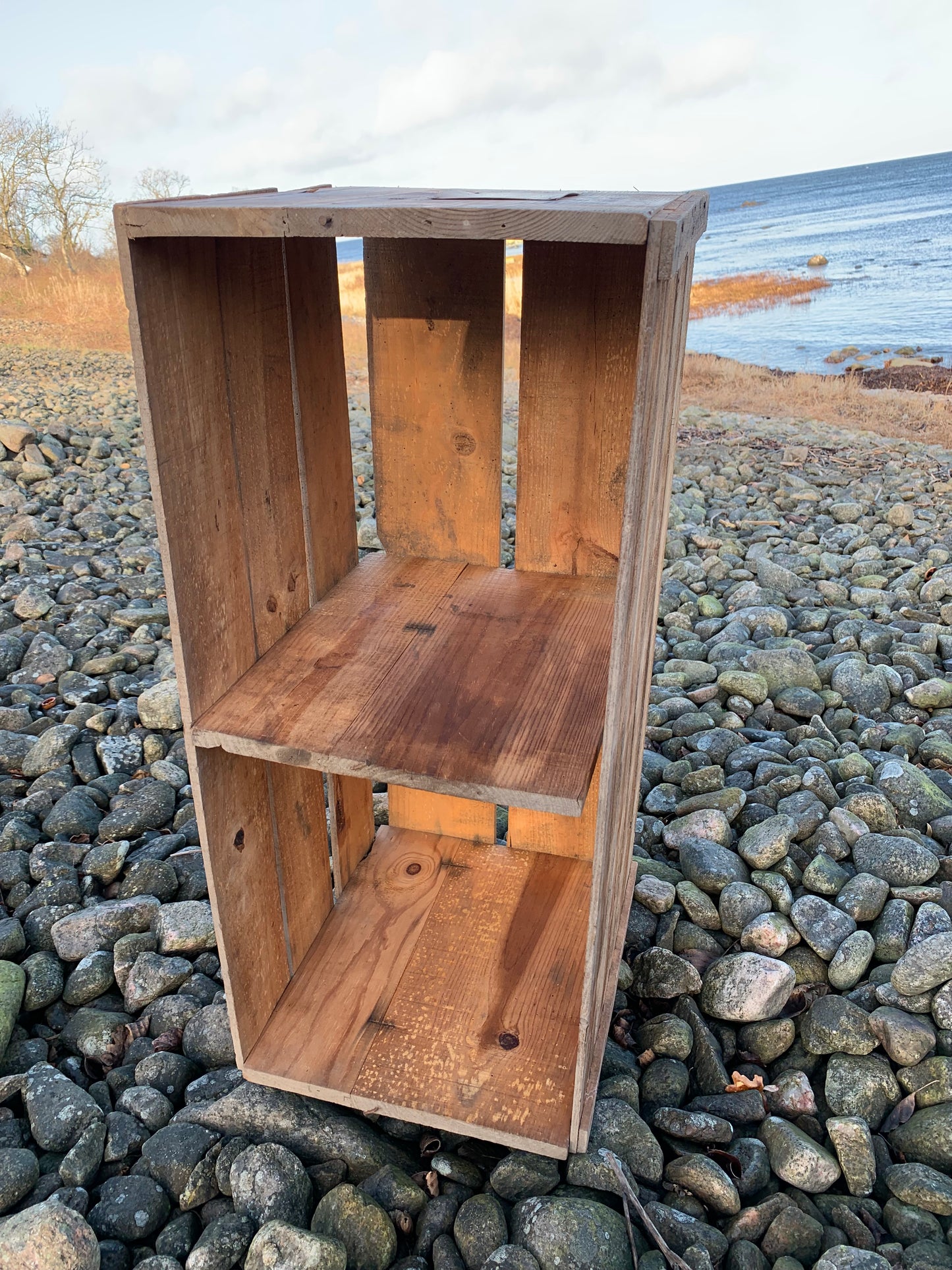 Alte Holzkiste mit "Tatol-Marke"