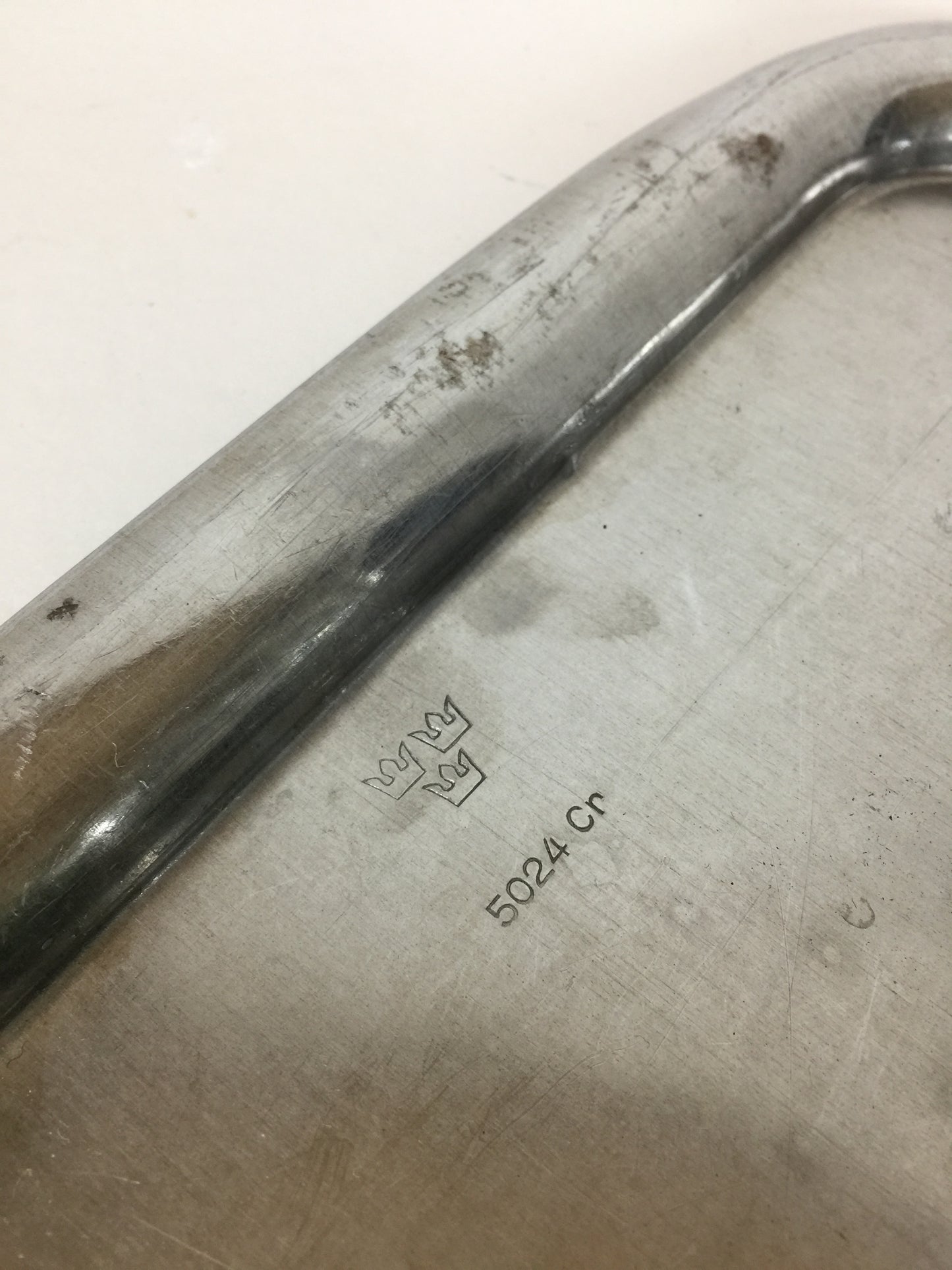 Rohes altes Metalltablett