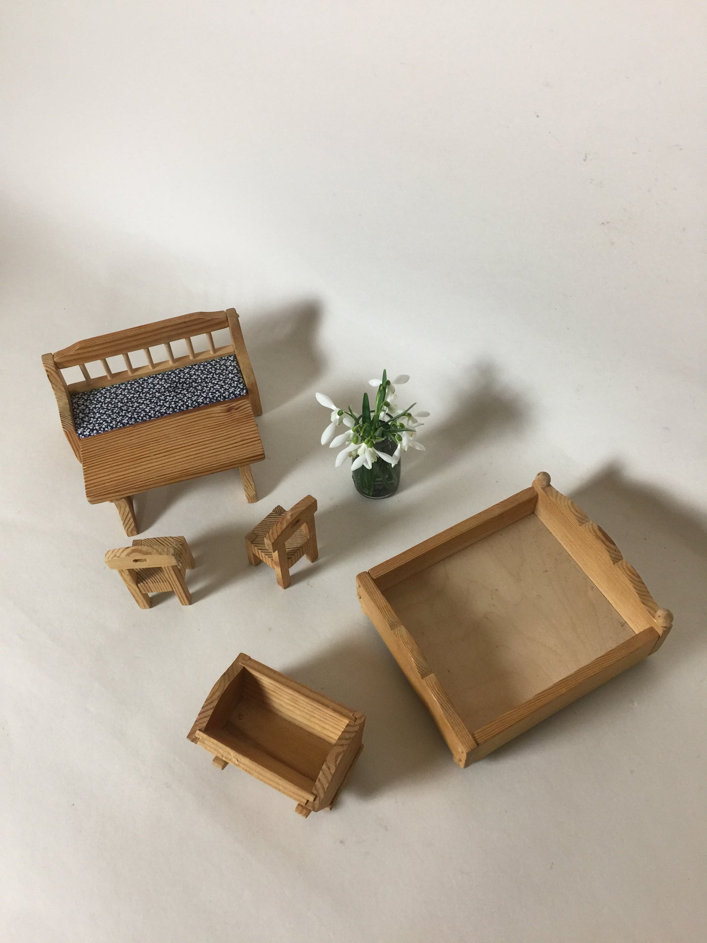 Puppenstubenmöbel (zusammen verkauft)