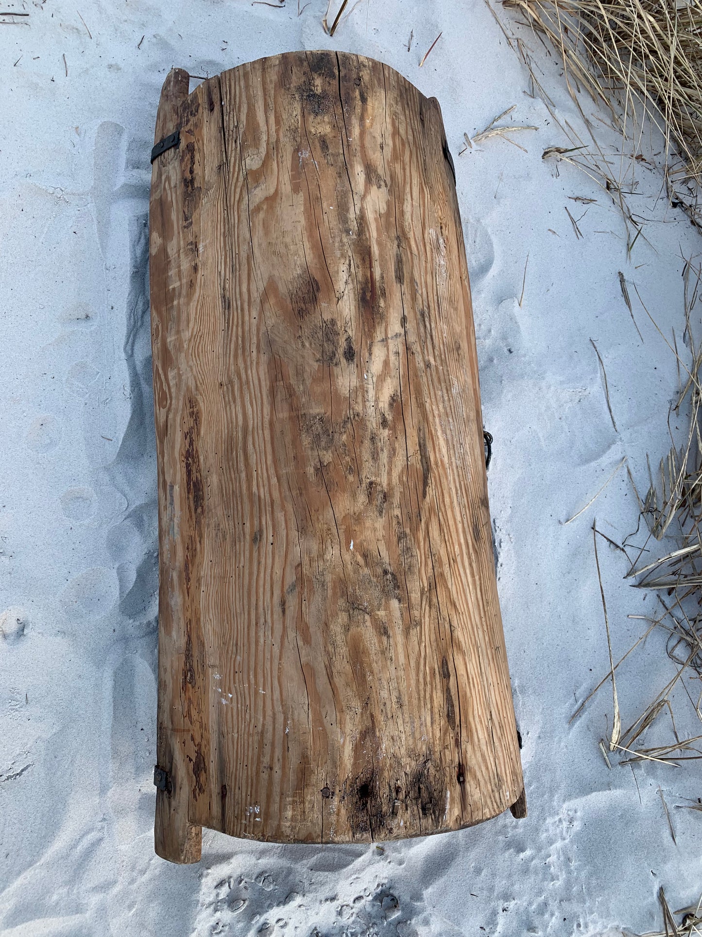 Große alte Bügelsohle mit Eisendetails