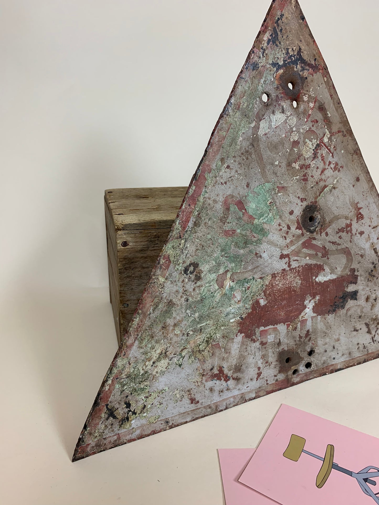Warntafel in sehr grober Ausführung