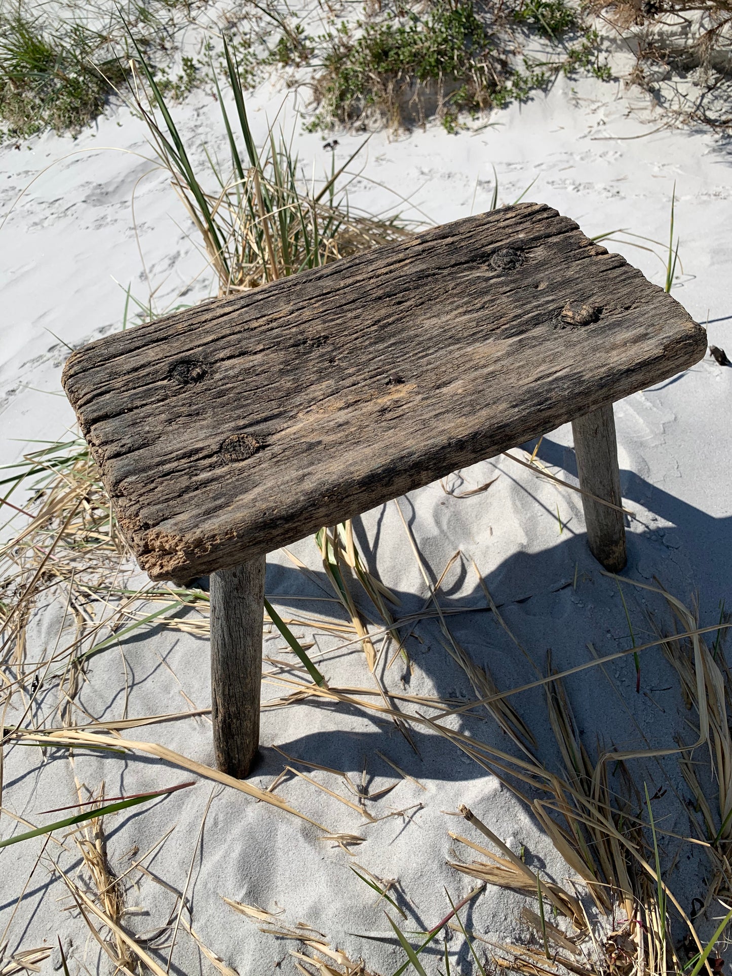 Kleiner Hocker mit Patina