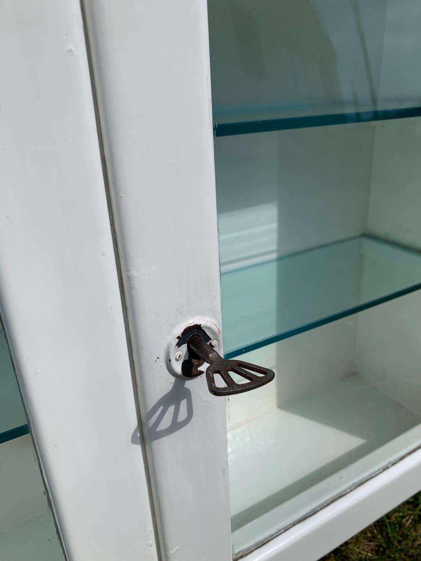 Vitrine mit Glastüren