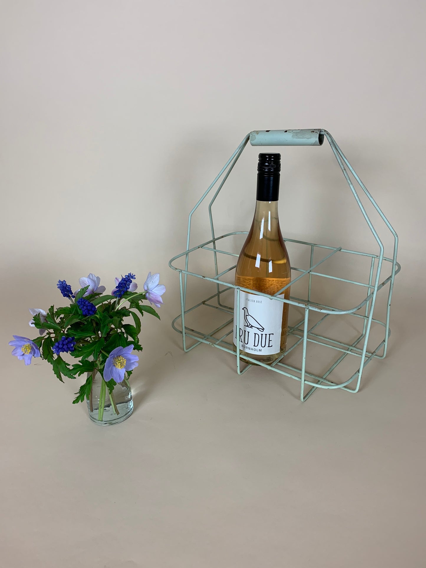 Pastellgrüner Flaschenhalter mit Patina