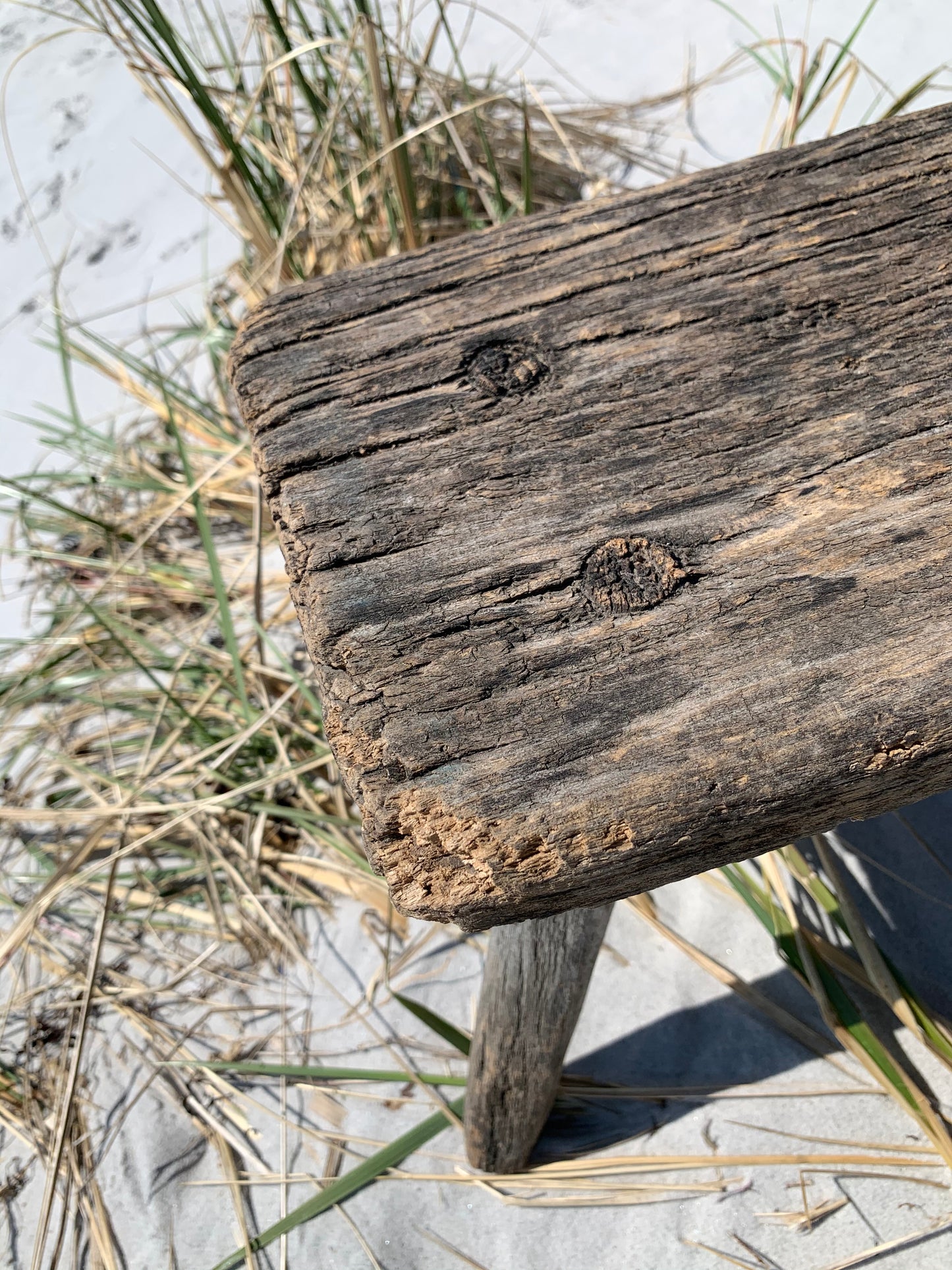 Kleiner Hocker mit Patina