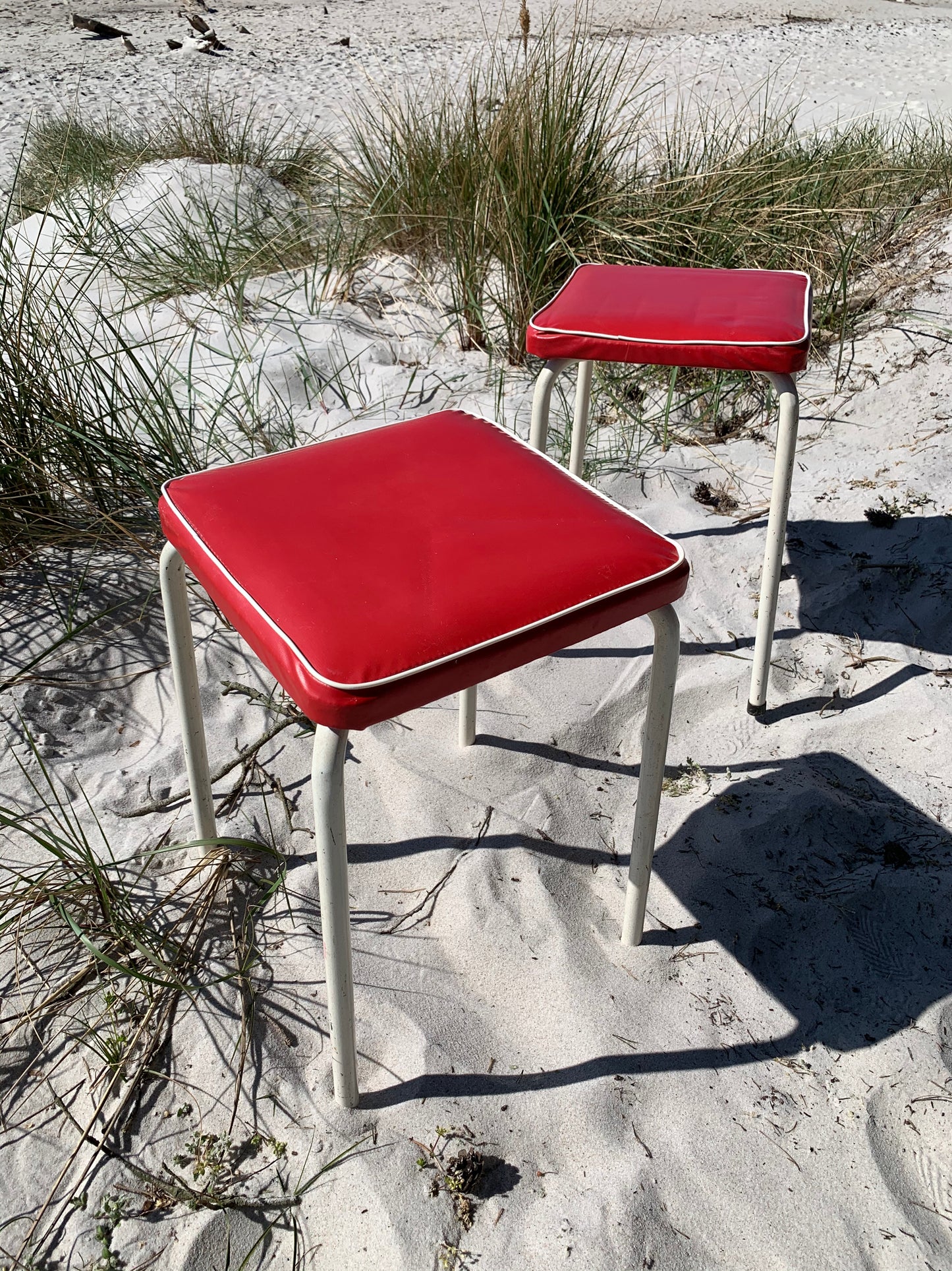 Schöner roter Retro Hocker - Der Preis gilt pro STCK.