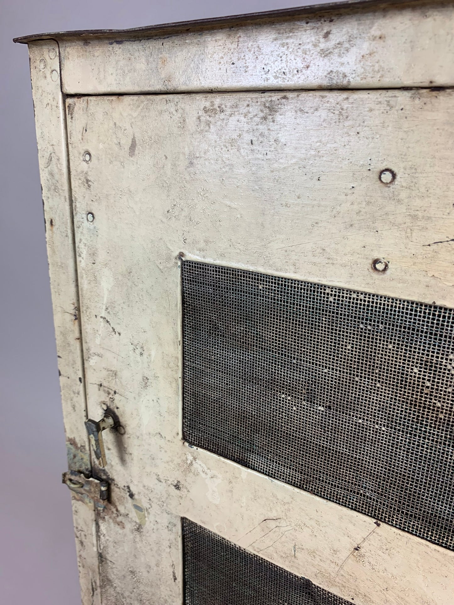 Schöner alter Fliegenschrank mit Beinen