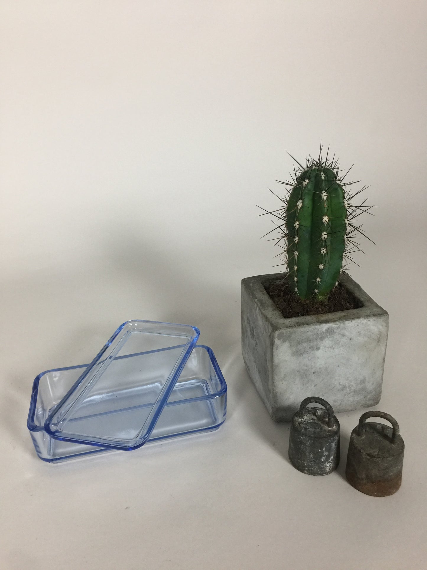 Schönes und altes Vorratsglas mit Deckel
