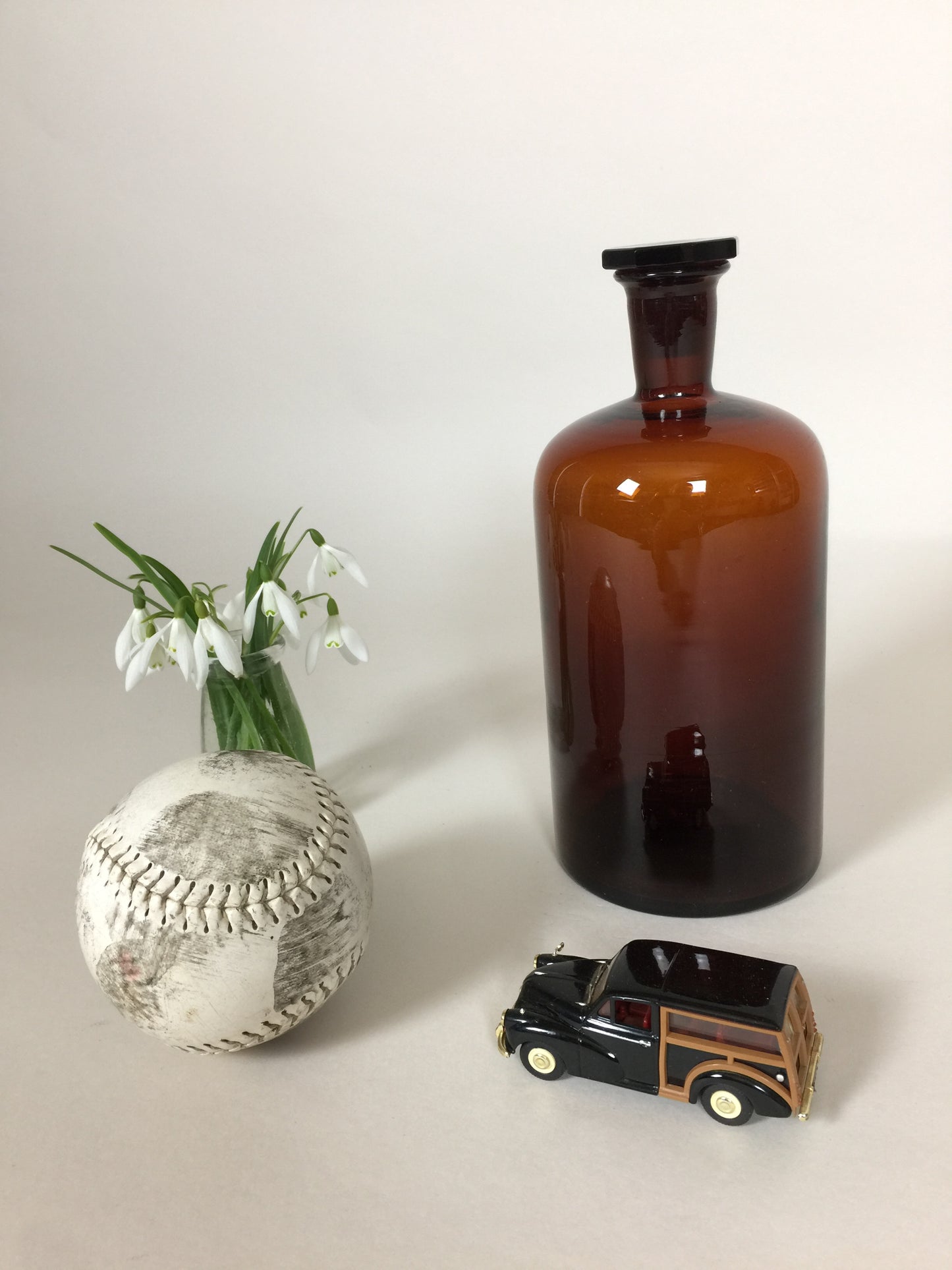 Große Apothekerflasche mit eckigem Deckel