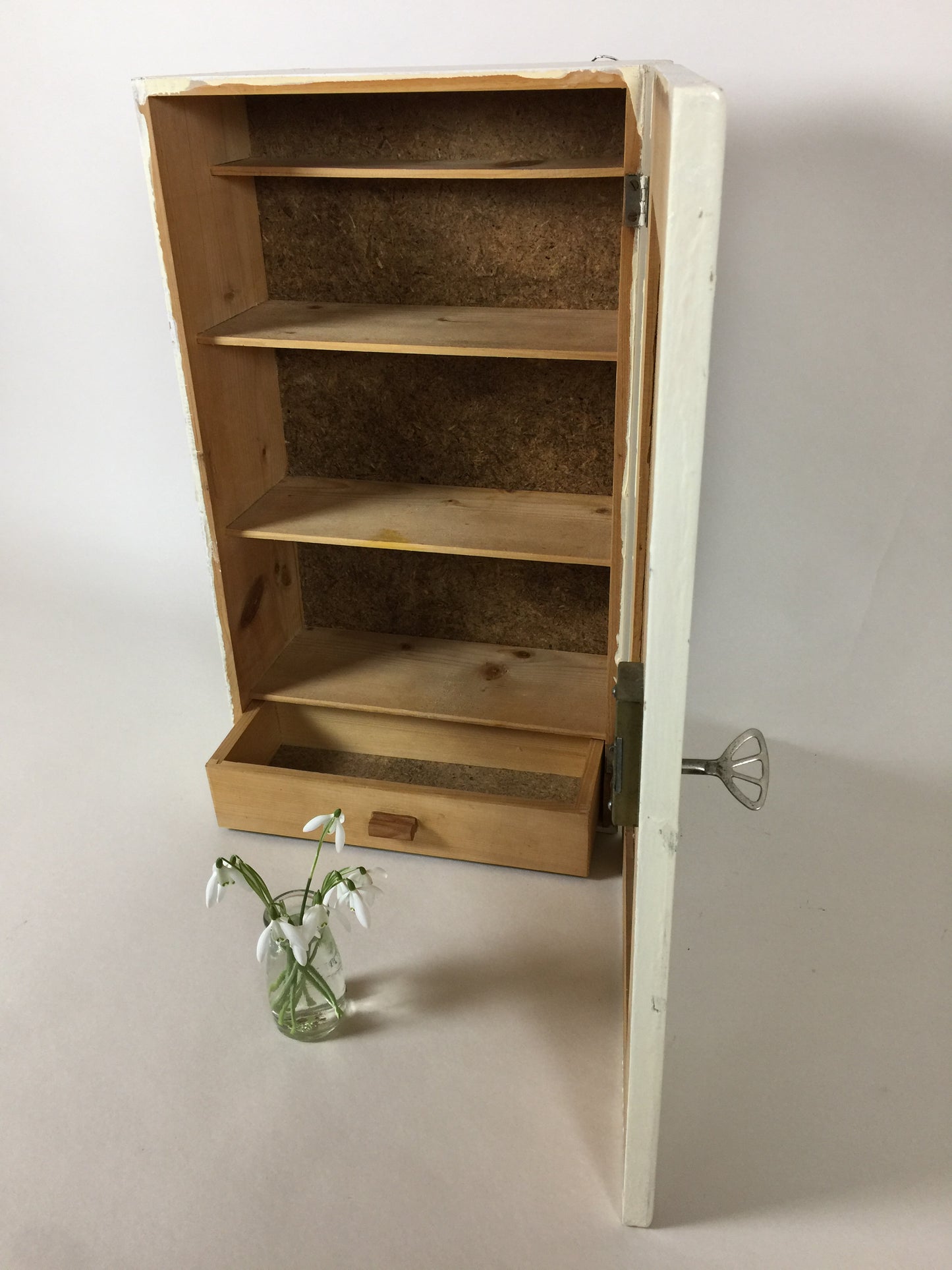 Schöner Medizinschrank mit schönen Details