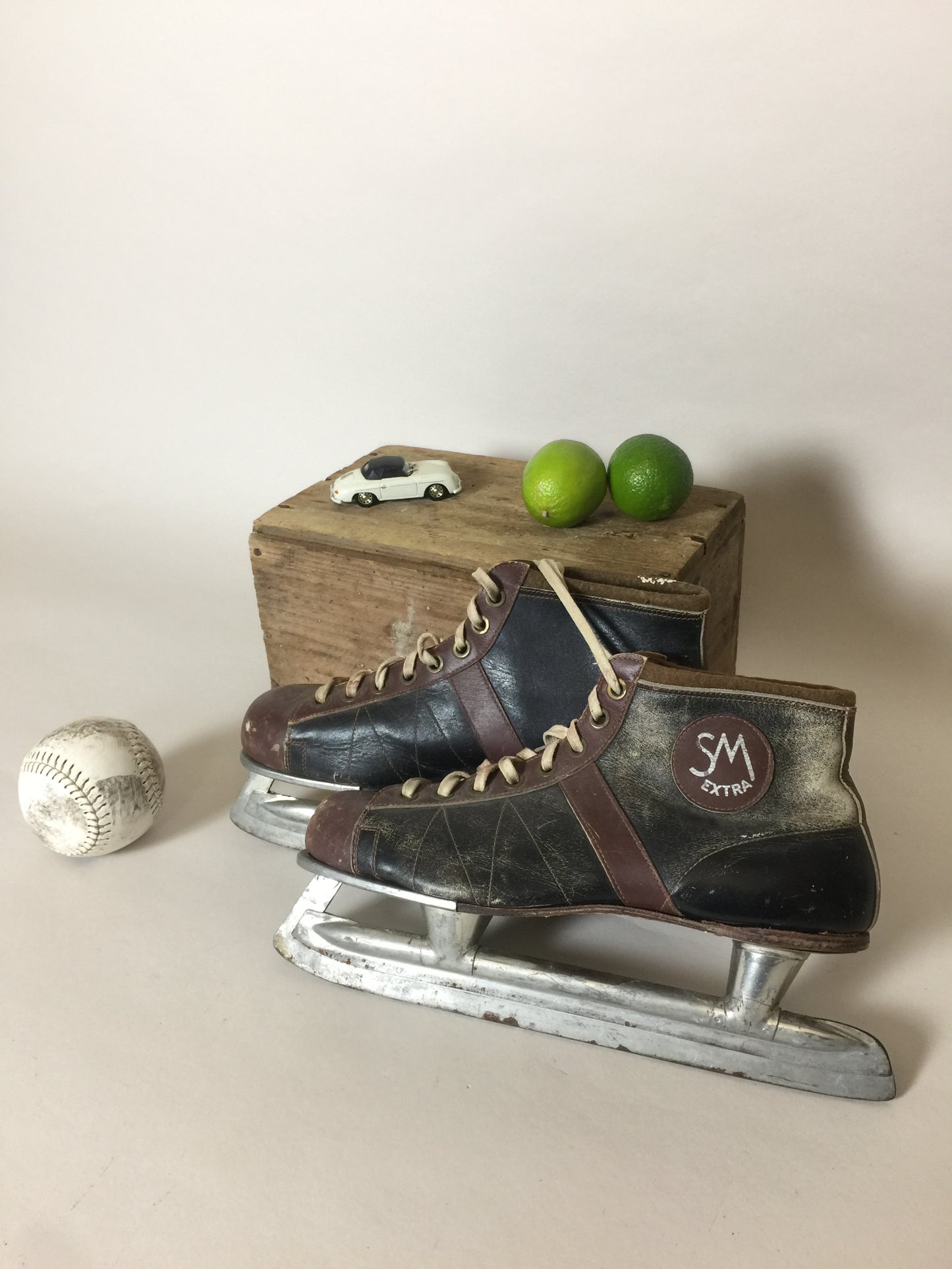 Schöne, rohe und dekorative alte Schlittschuhe