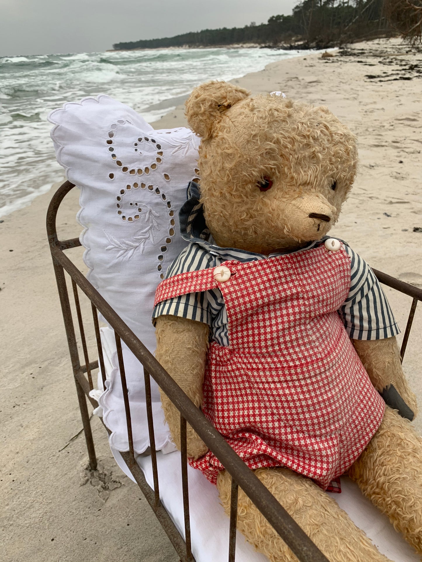 Schöner alter Teddybär mit Bett - aus Frankreich