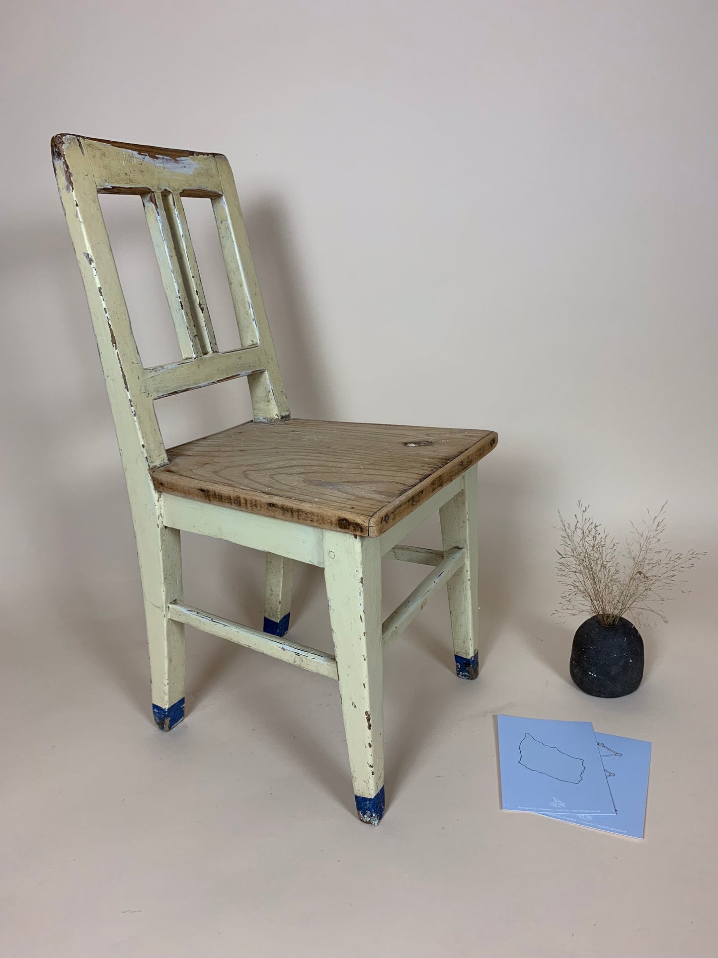 Schöner Kinderstuhl mit der köstlichsten Patina