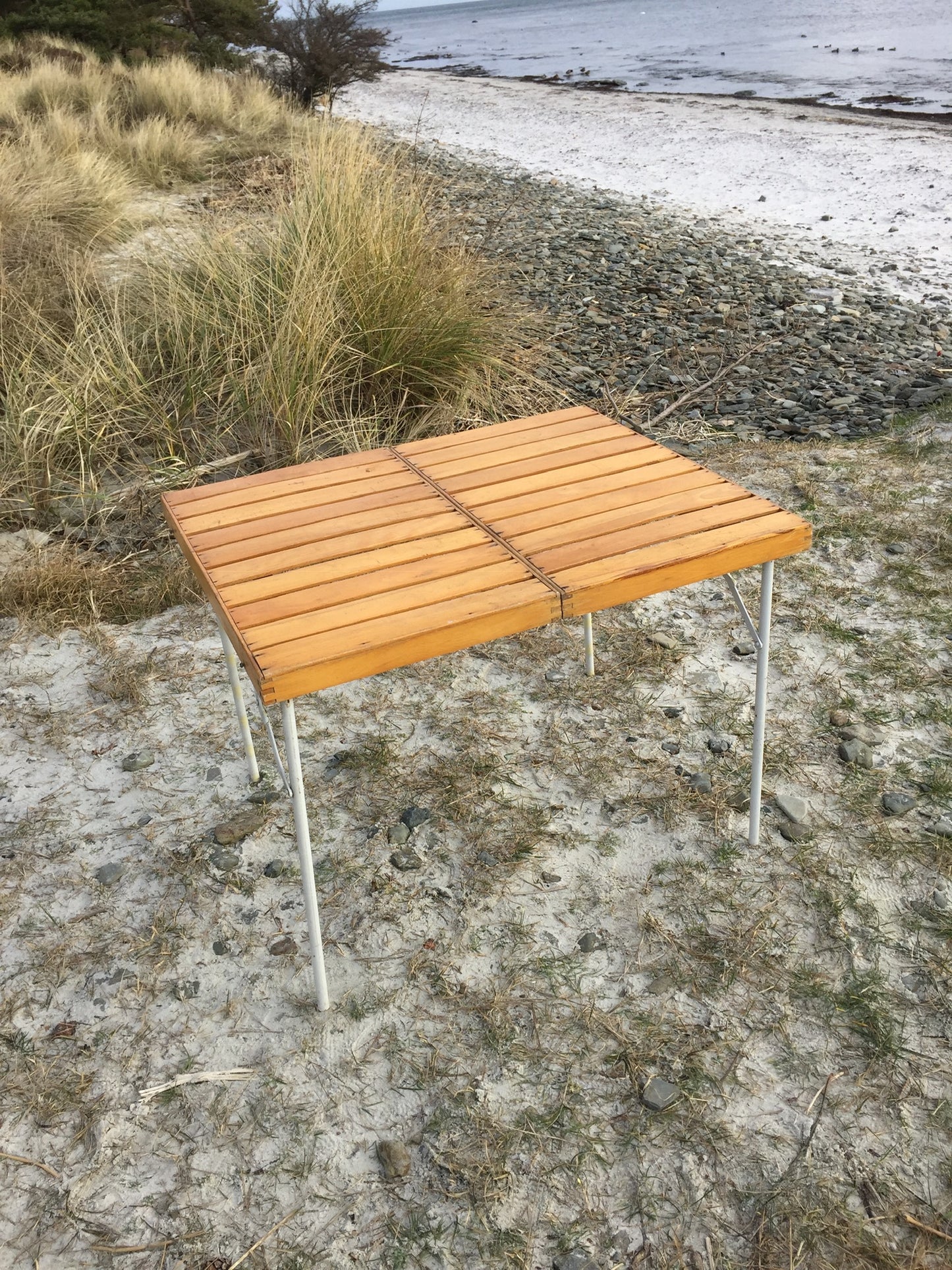 Schöner Klapptisch aus Holz und Metall