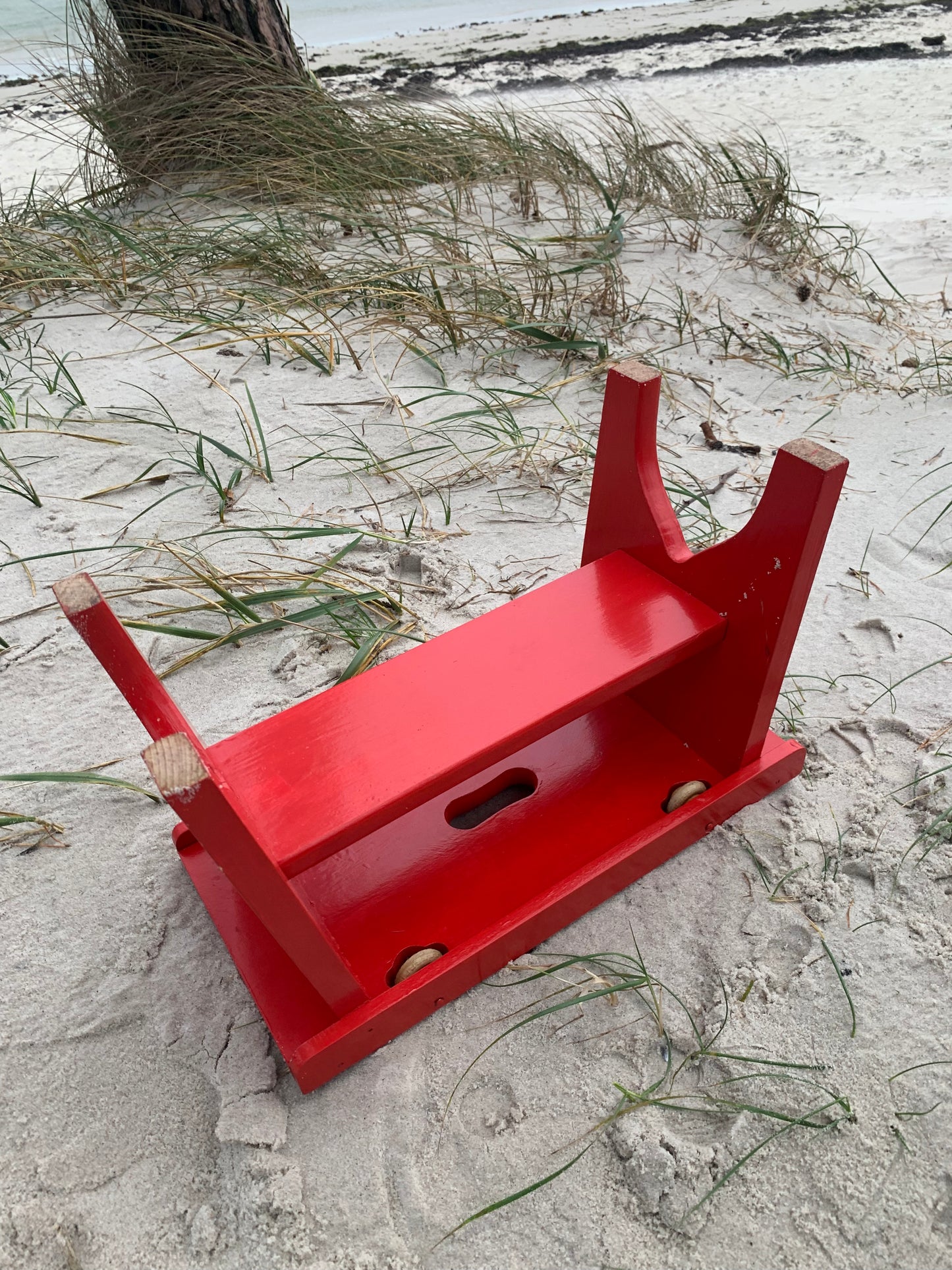 Roter Hocker mit Rädern