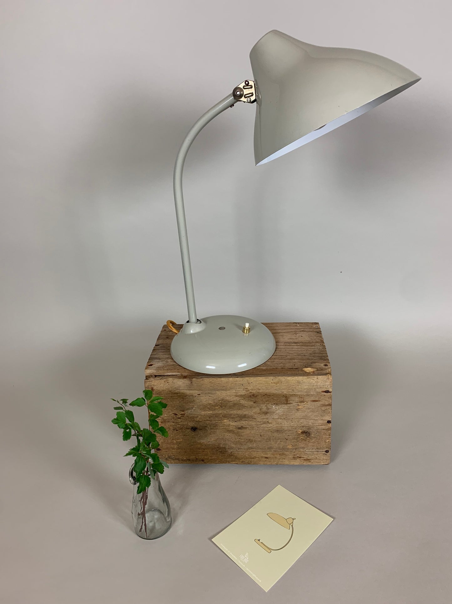 Graue Hala-Tischlampe mit schönen weichen Linien