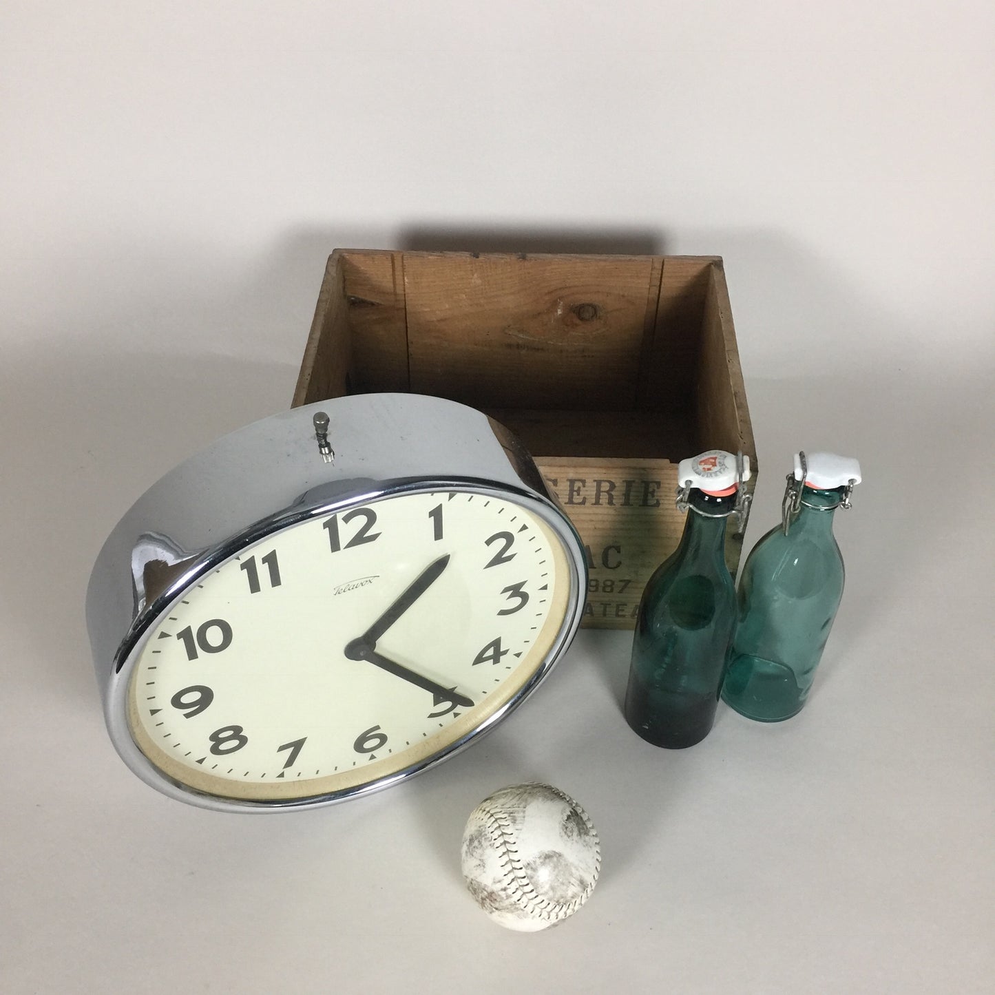 Schöne und sehr schöne Old School Uhr