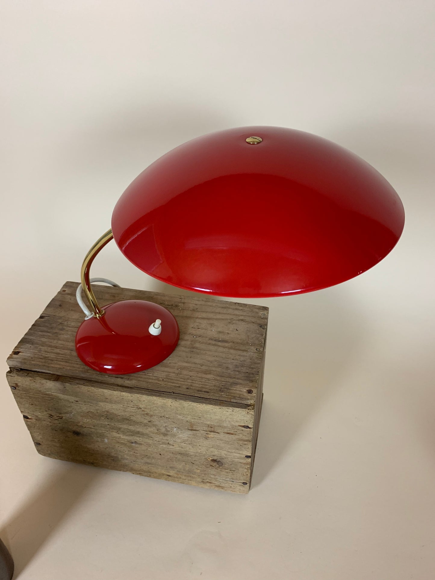Kaiser Idell 6781 - Rot mit Messingarm