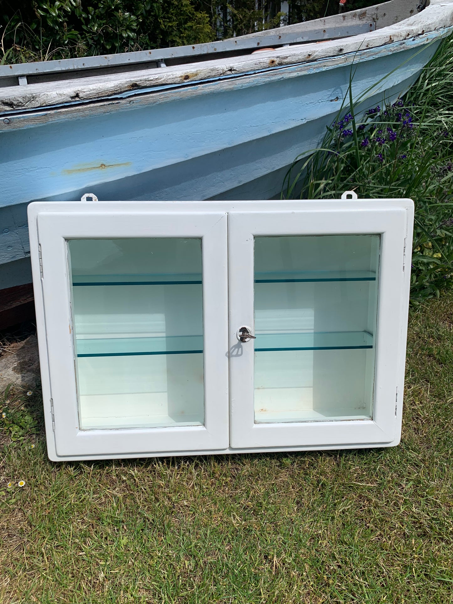 Vitrine mit Glastüren