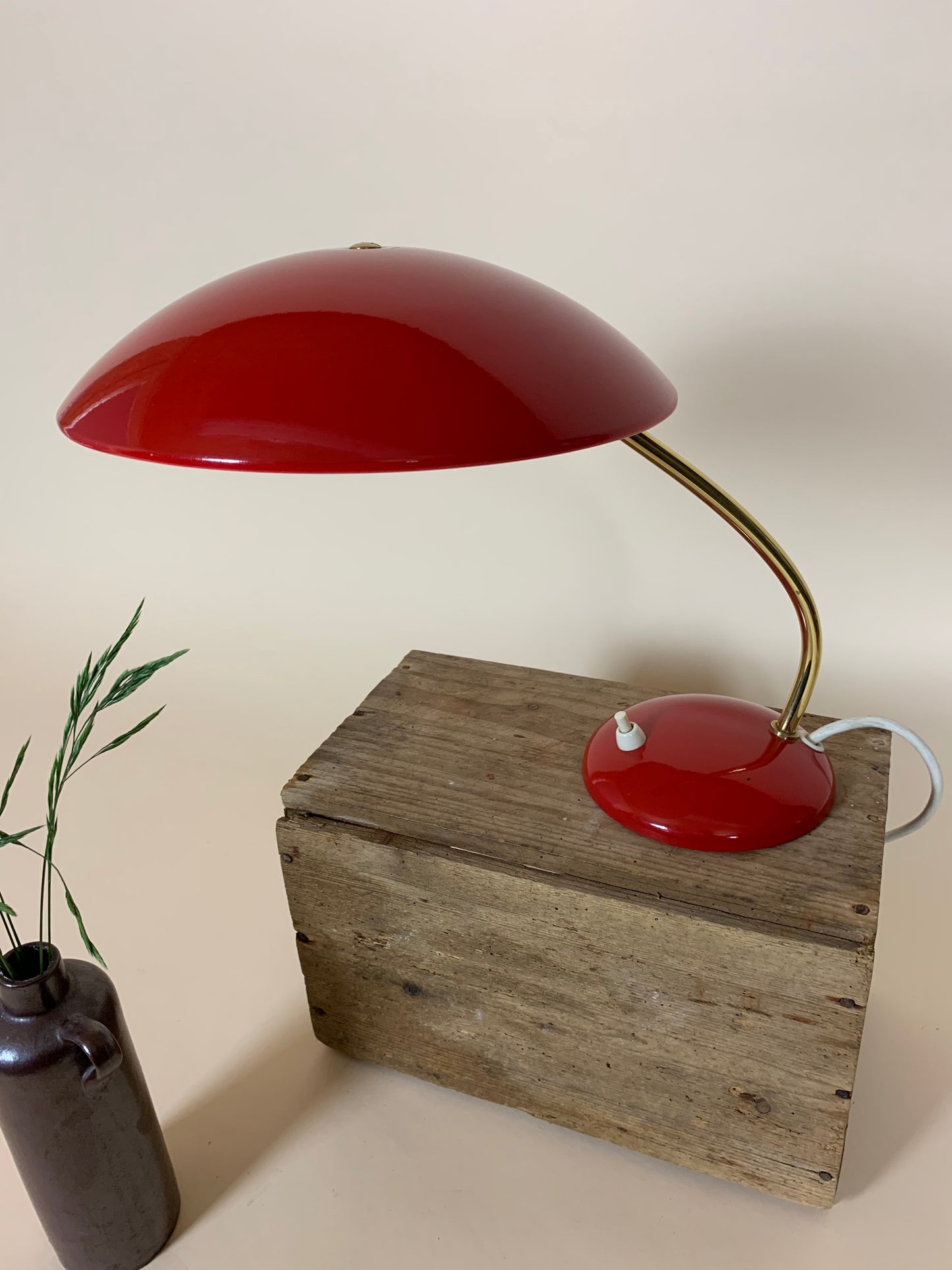 Kaiser Idell 6781 - Rot mit Messingarm